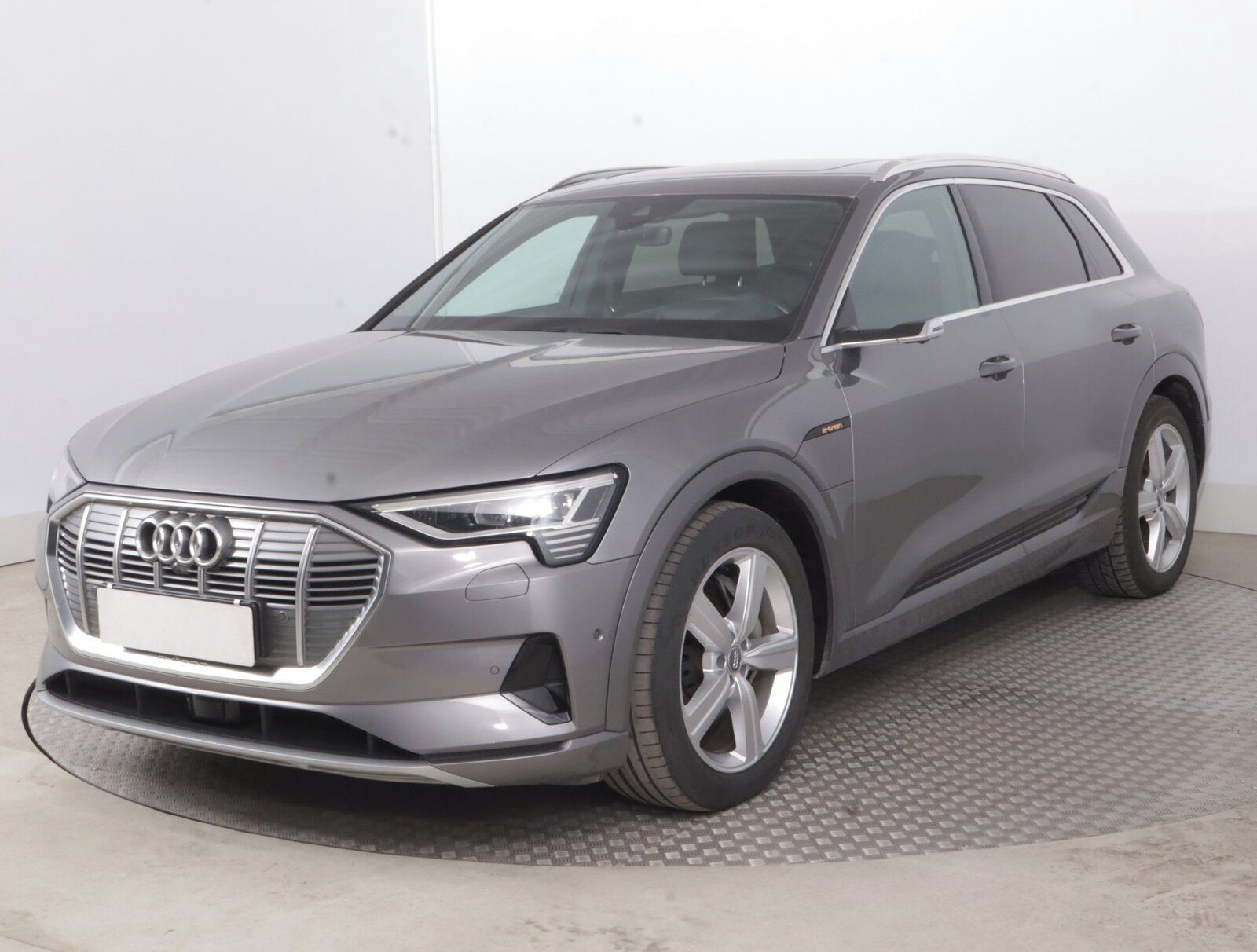 Audi e-tron, e-tron 55 quattro, SoH 90% - fotka 2