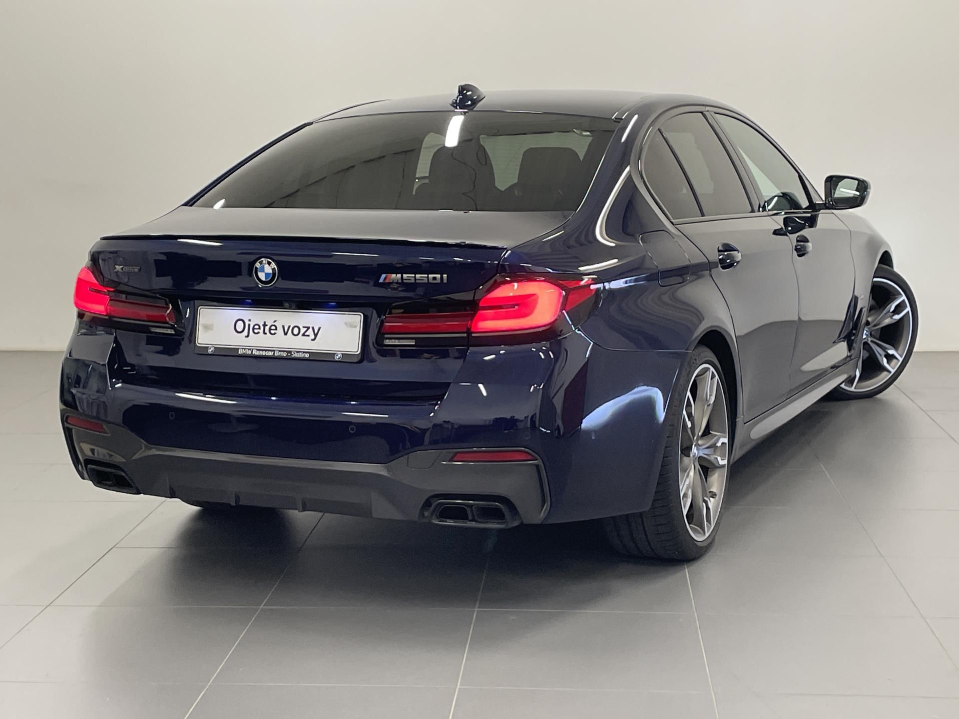 BMW Řada 5, M550i xDrive Sedan - fotka 2