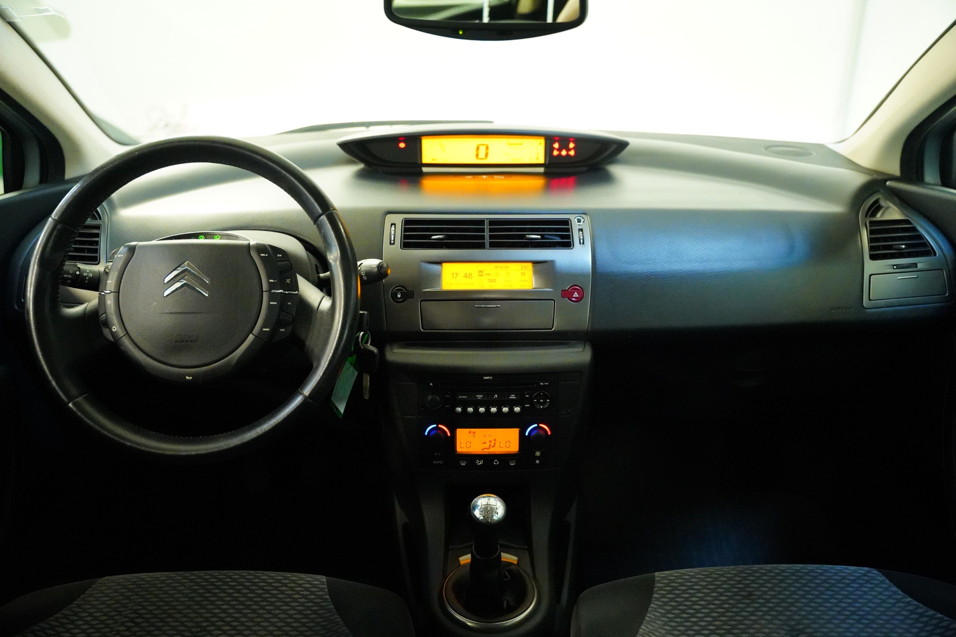 Citroën C4, 1.4i 65 kw - fotka 5