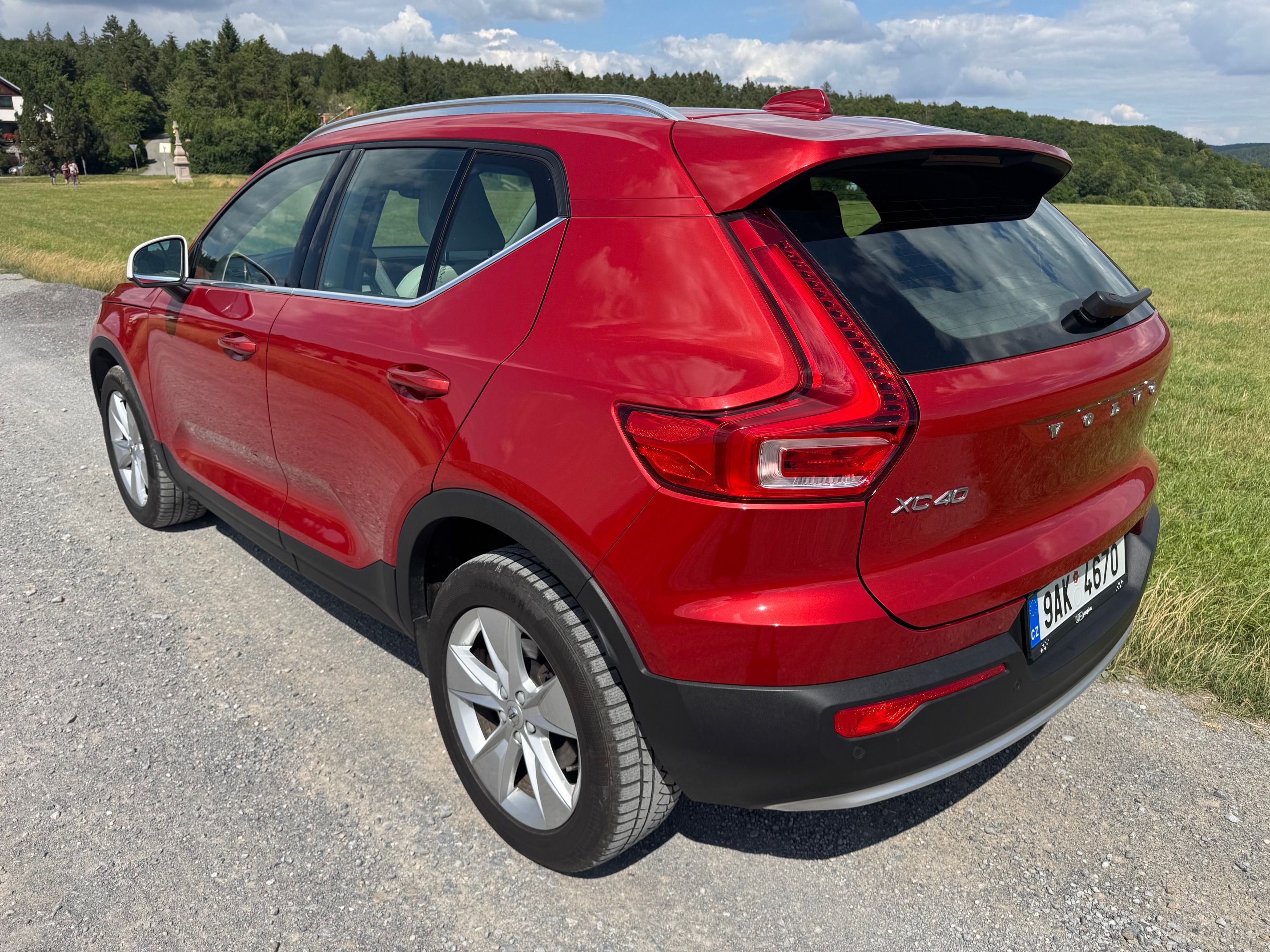 Volvo XC40, B4 PLUS BRIGHT 2.0 145kW ČR - fotka 4