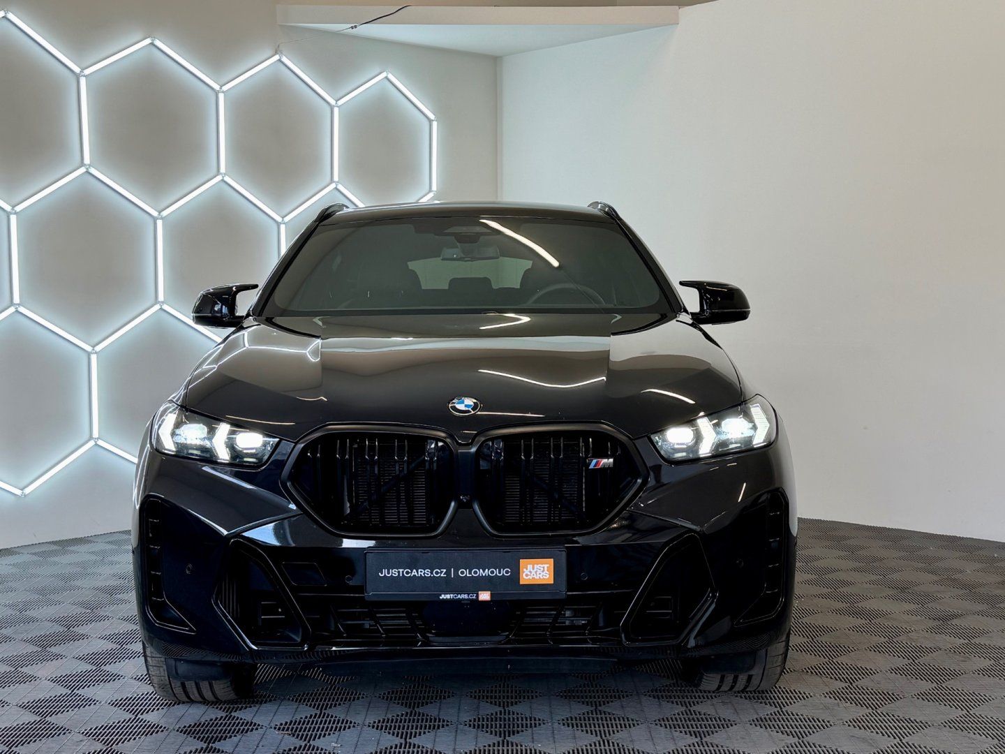 BMW X6, M60i xDrive, 390kW, 1.MAJ, ČR - fotka 2