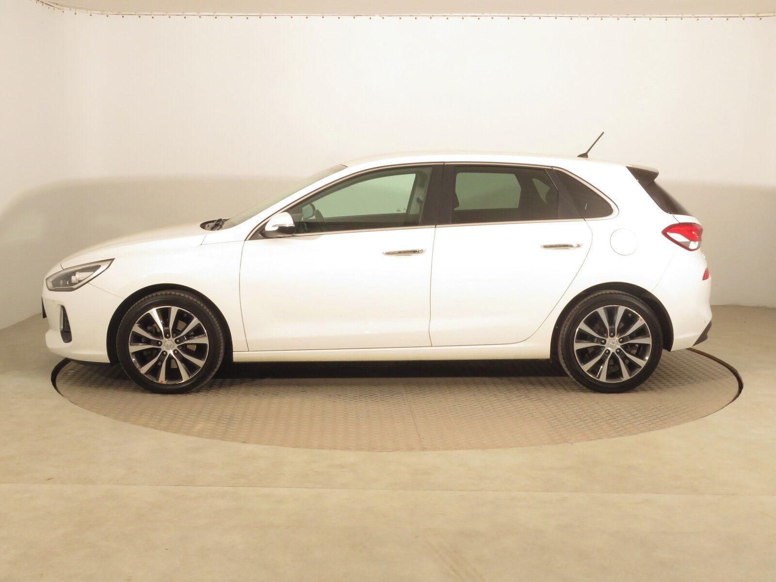 Hyundai i30, 1.6 CRDi, Comfort, Serv.kniha - fotka 3