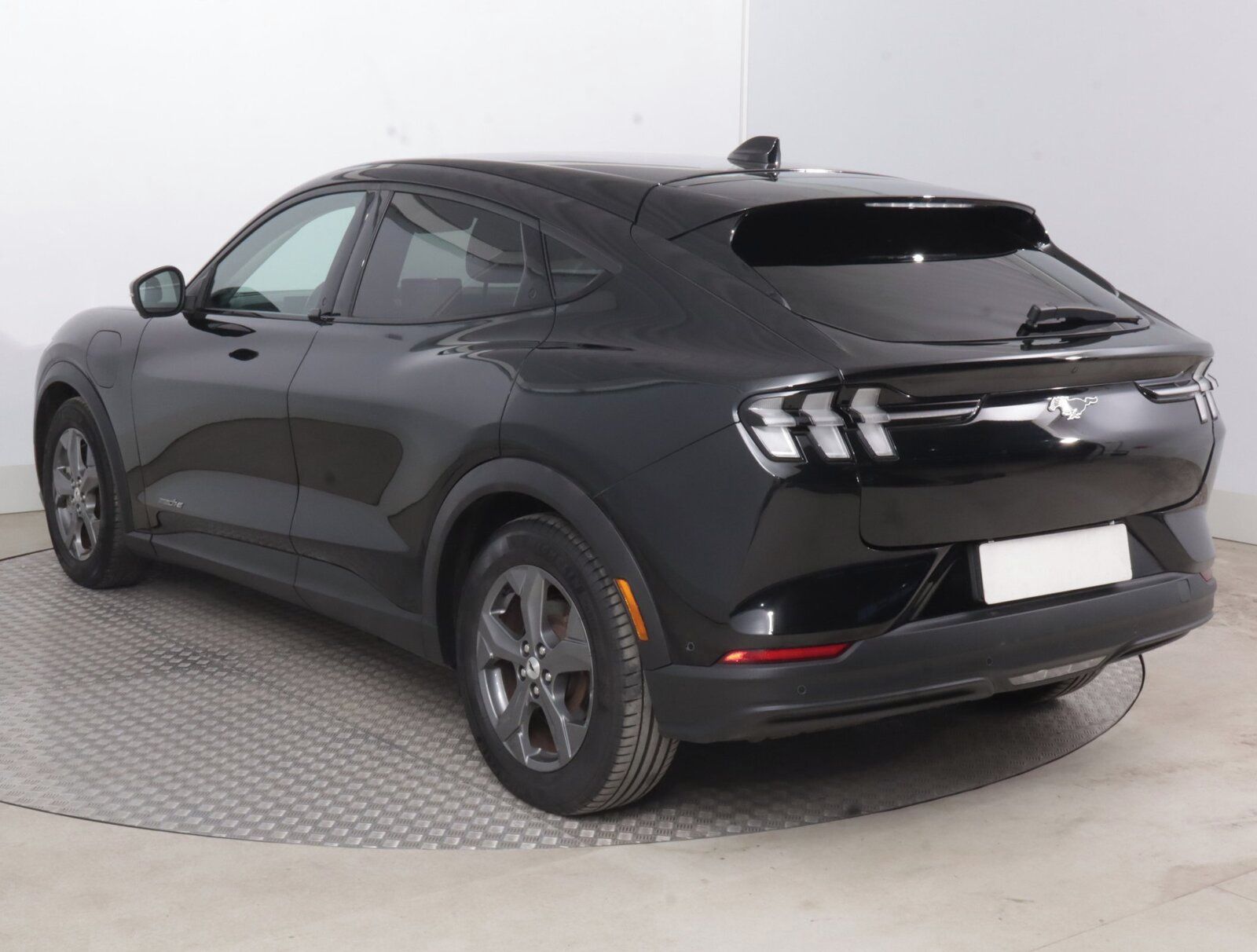 Ford Mustang Mach-E, Standard Range RWD, SoH 94% - fotka 4