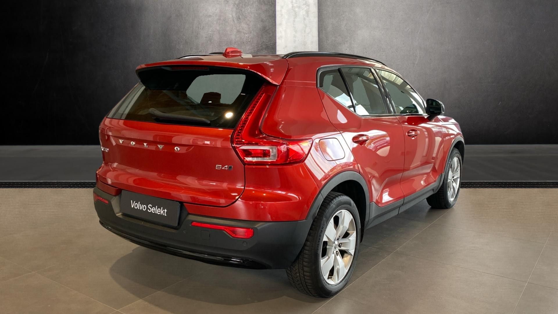 Volvo XC40, PLUS DARK, B4 AWD, 145+10 kW / - fotka 3