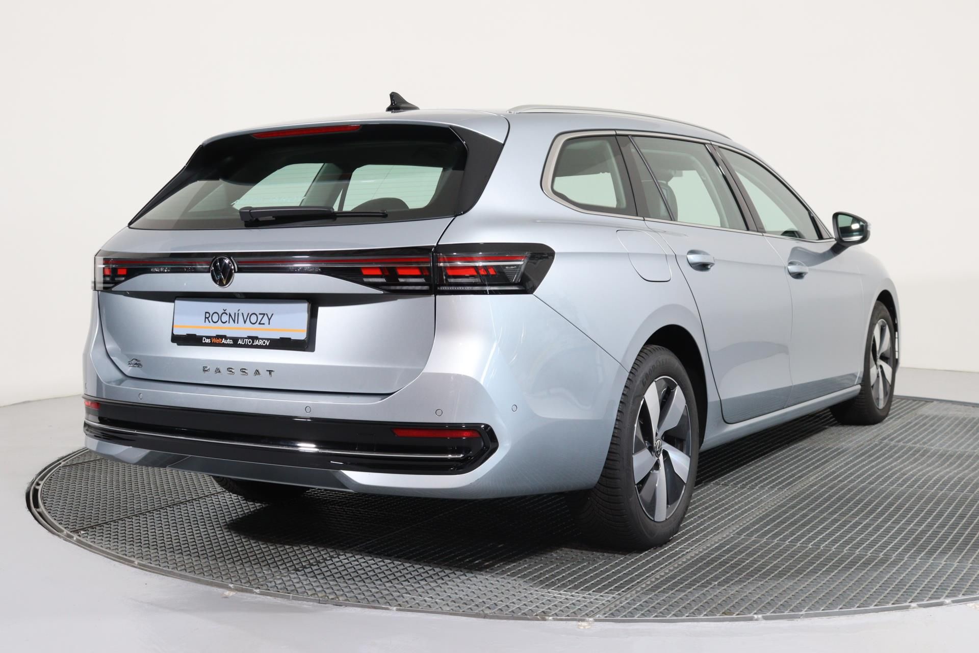 Volkswagen Passat, ELEGANCE 2,0 TDI 110 KW/ MATRI - fotka 2