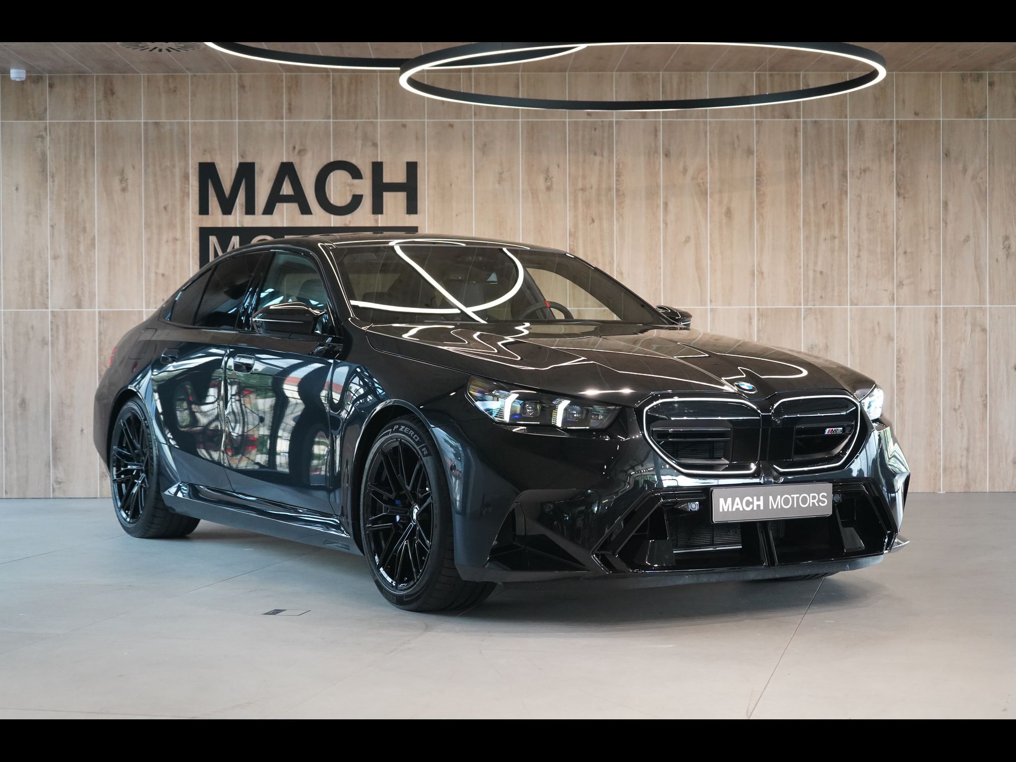 BMW M5, B&W, Ventilace, Panorama, HUD - fotka 4