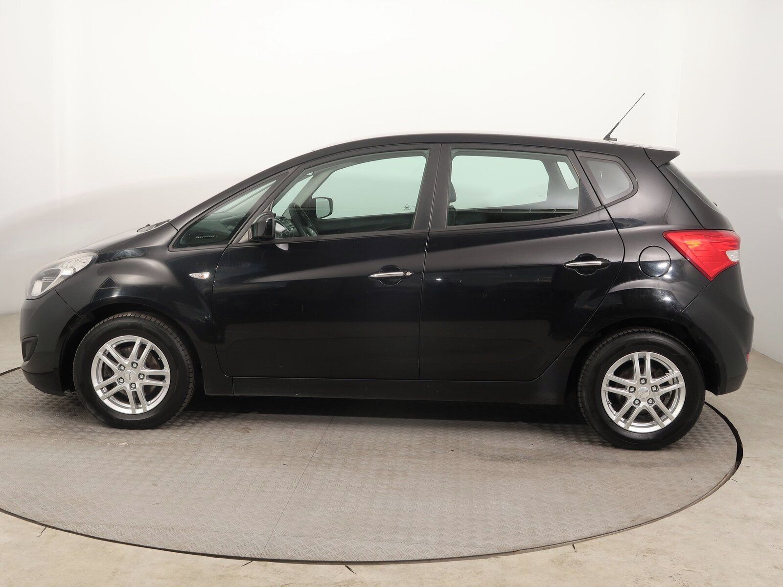 Hyundai ix20, 1.6 CRDi, Kožené sedačky - fotka 3