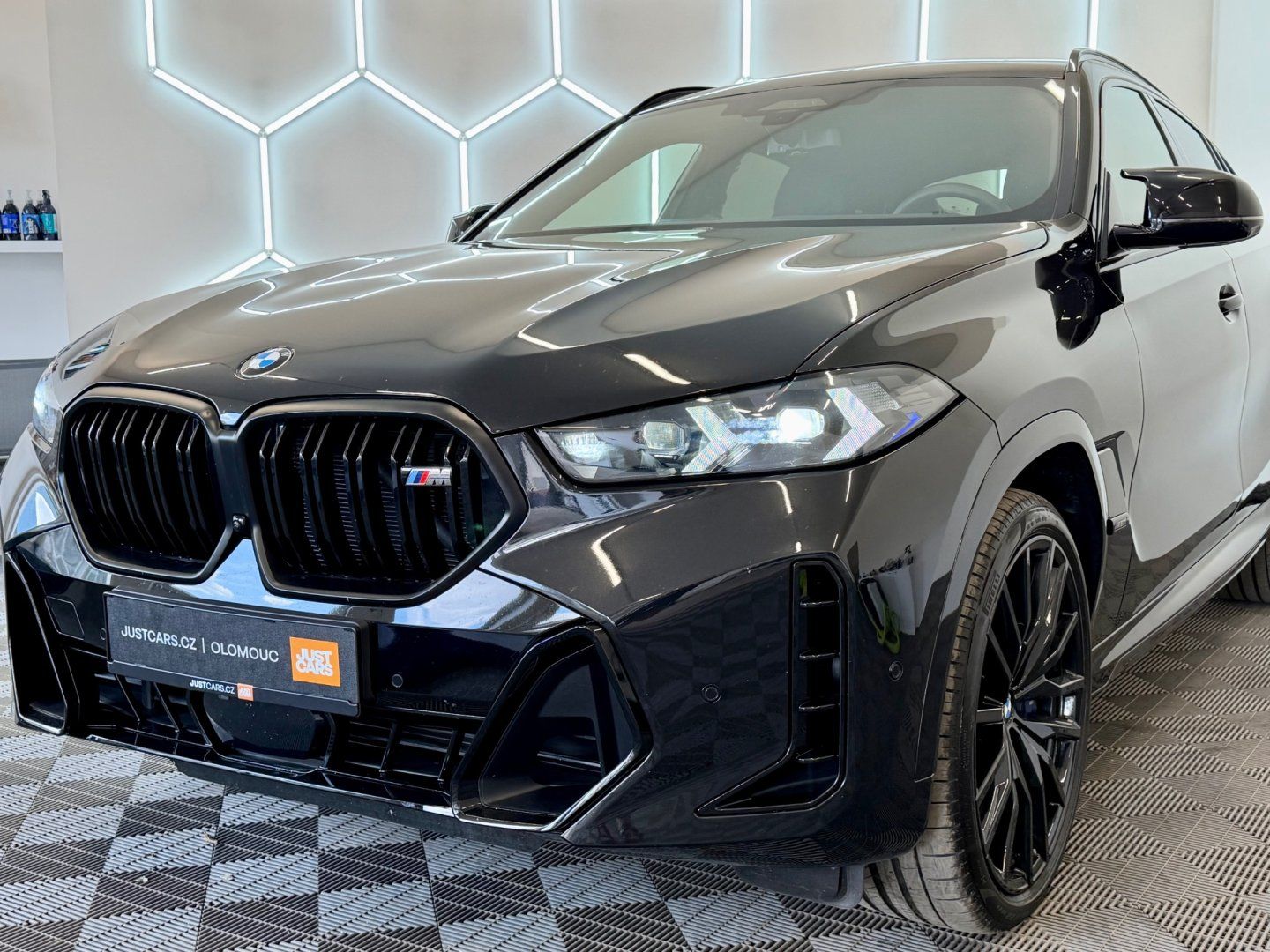 BMW X6, M60i xDrive, 390kW, 1.MAJ, ČR - fotka 4