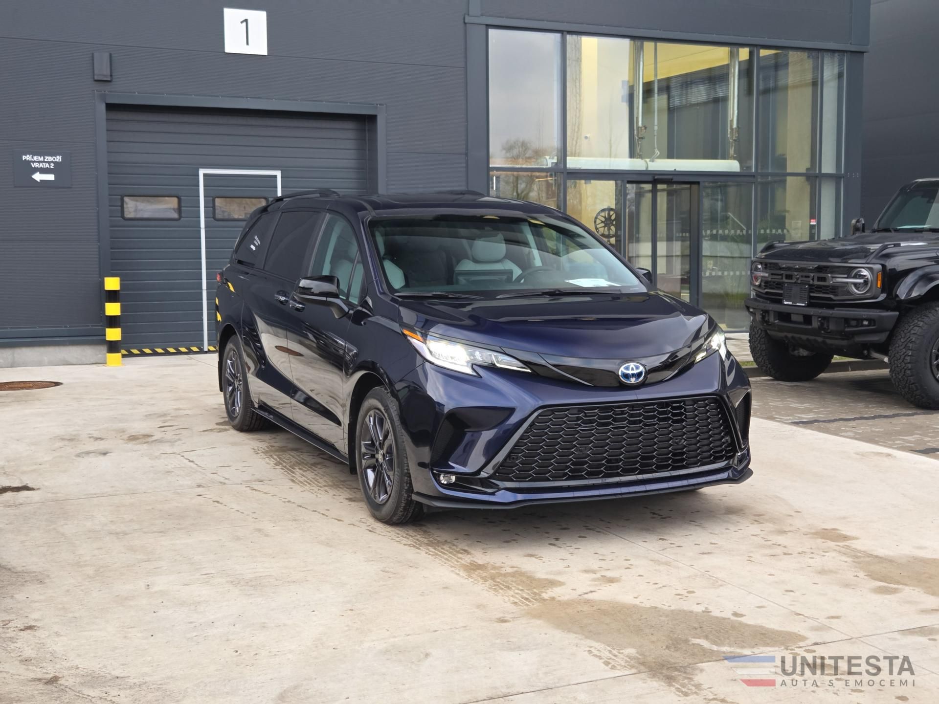 Toyota Sienna, TOYOTA SIENNA XSE HYBRID 7 pas - fotka 3