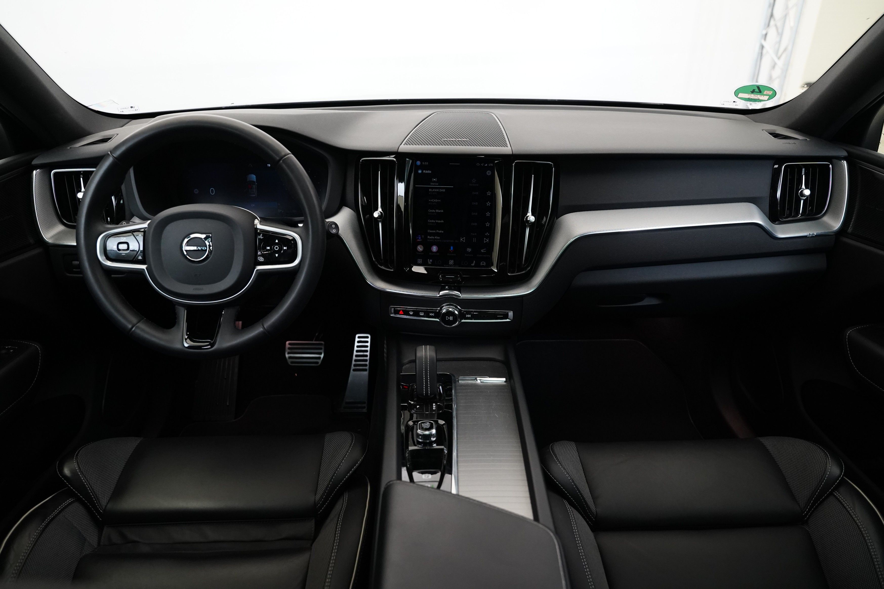 Volvo XC60, B4 145 kW AWD R-Design - fotka 5