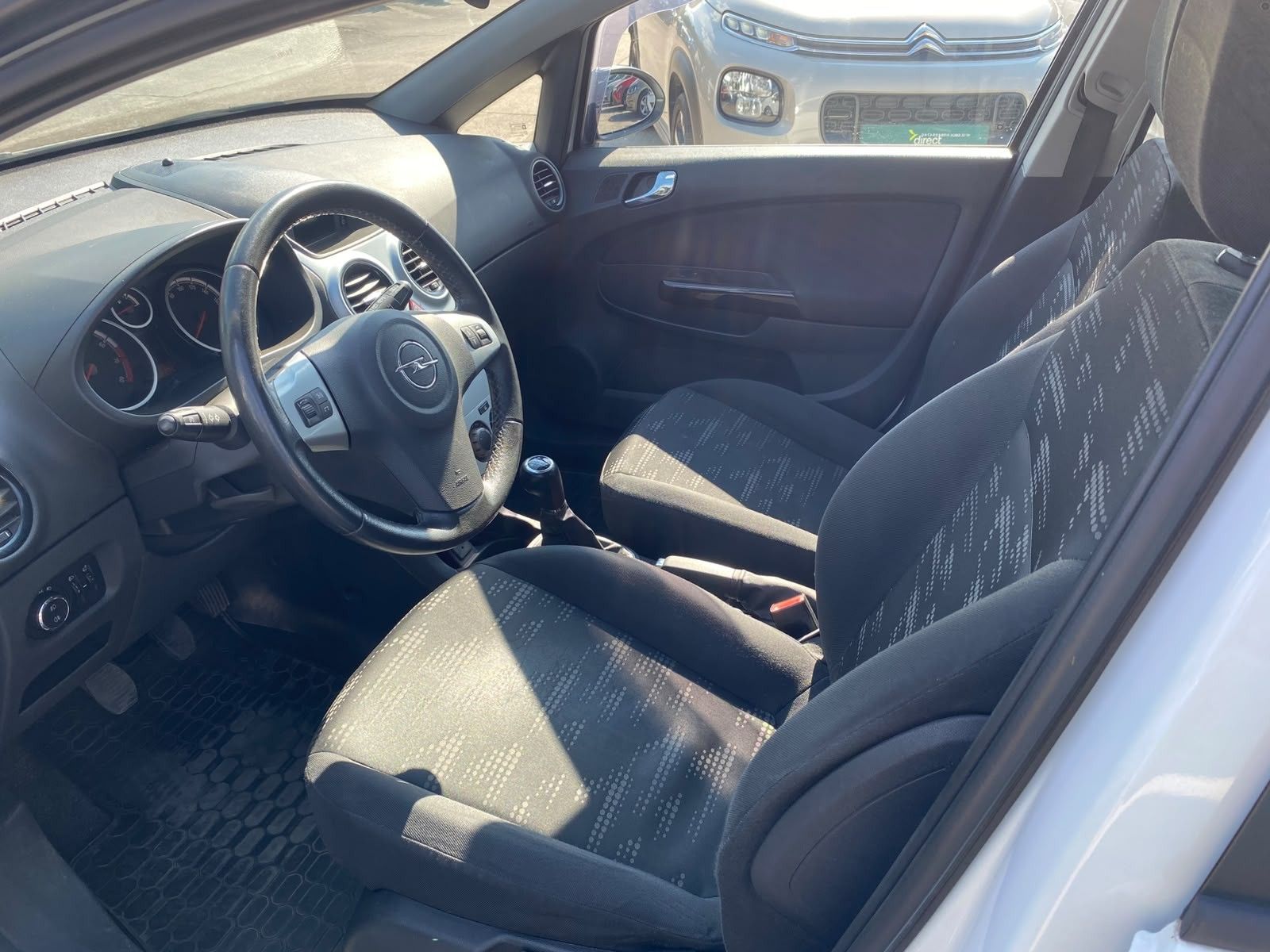 Opel Corsa, 1.2i 63 kW - fotka 6
