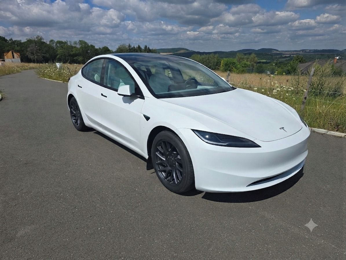 Tesla Model 3, TESLA model 3 Highland - fotka 2