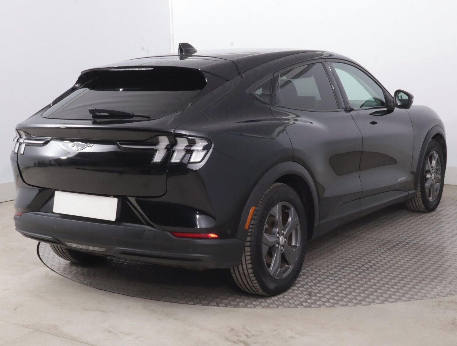 Ford Mustang Mach-E, Standard Range RWD, SoH 94% - fotka 5