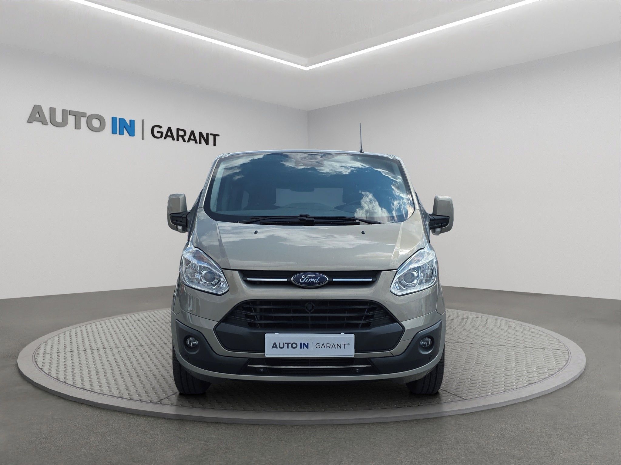 Ford Tourneo Custom, 2.0 TDCi 96kW, L2 ČR, 1. Maj., - fotka 2