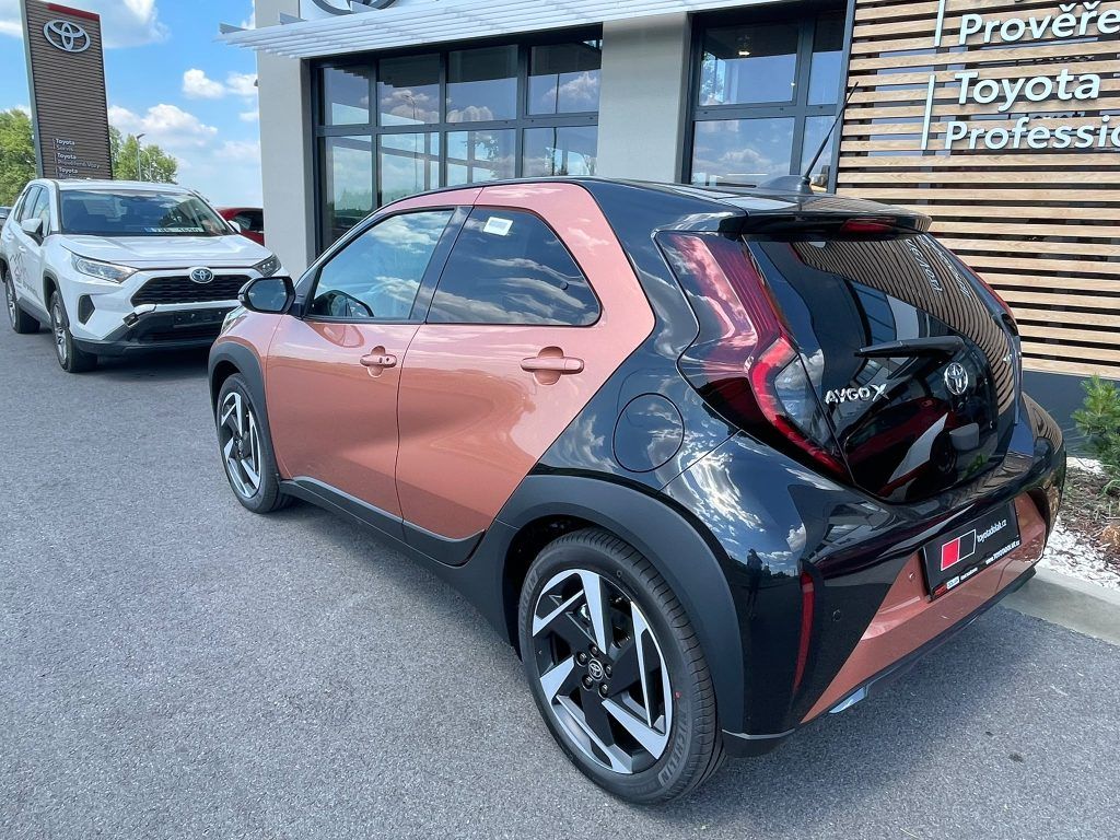 Toyota Aygo, 1.5 Hybrid automat Executive - fotka 5