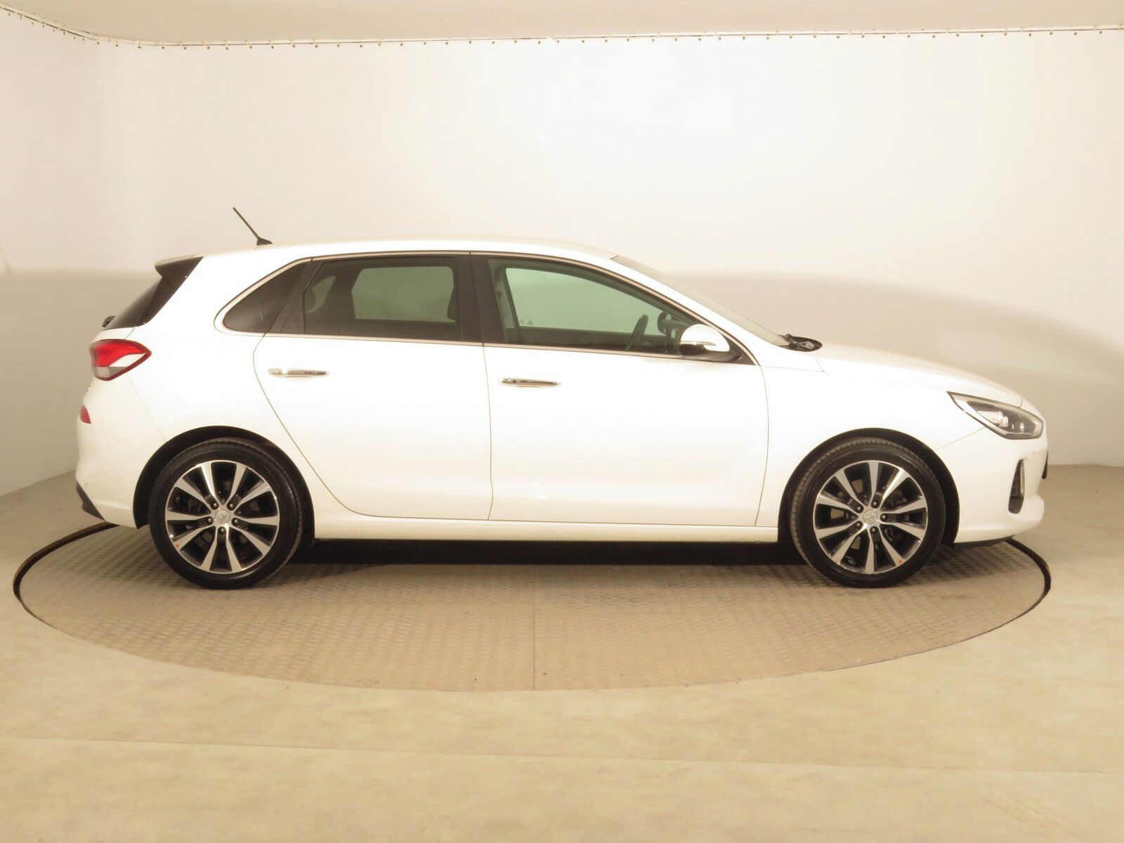 Hyundai i30, 1.6 CRDi, Comfort, Serv.kniha - fotka 6