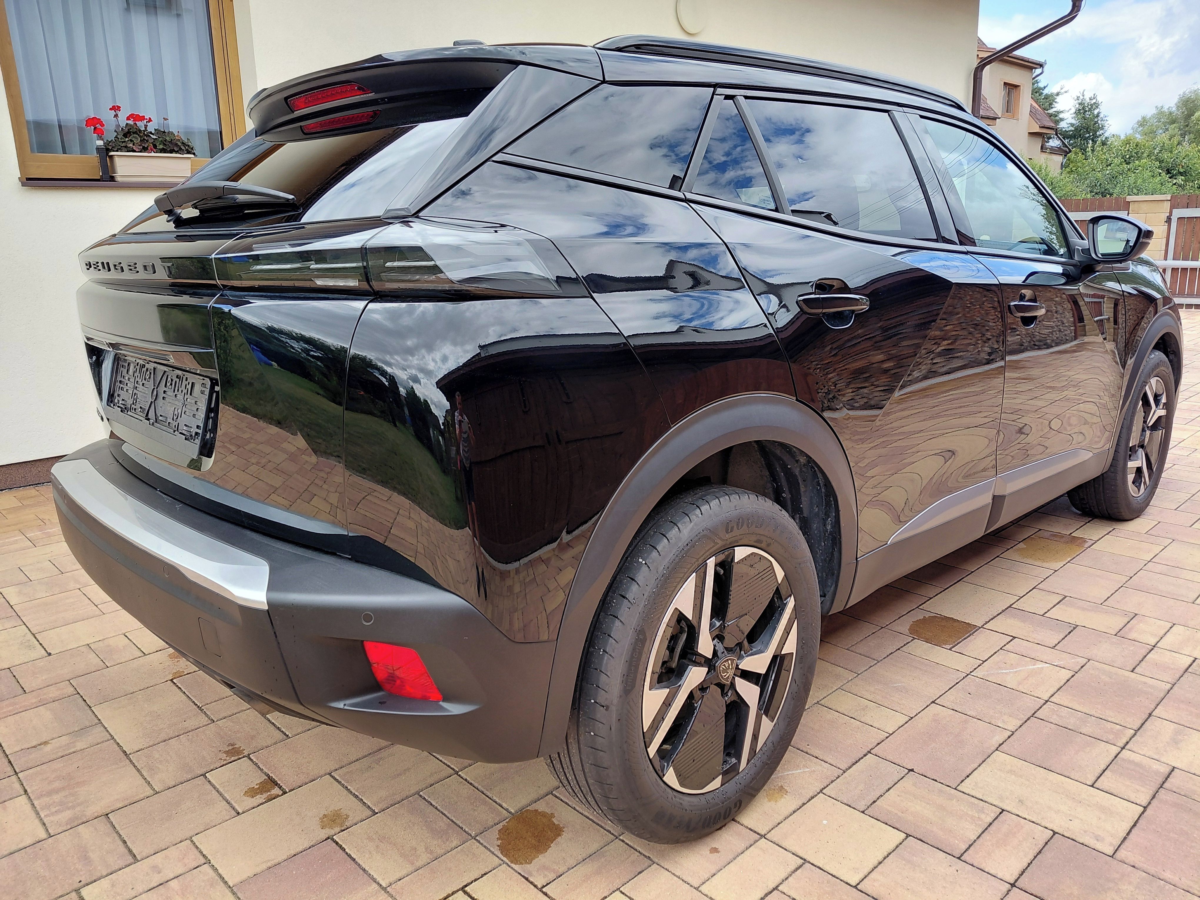 Peugeot 2008, 1.2i PureTech 110, 6-ti rychl. - fotka 3