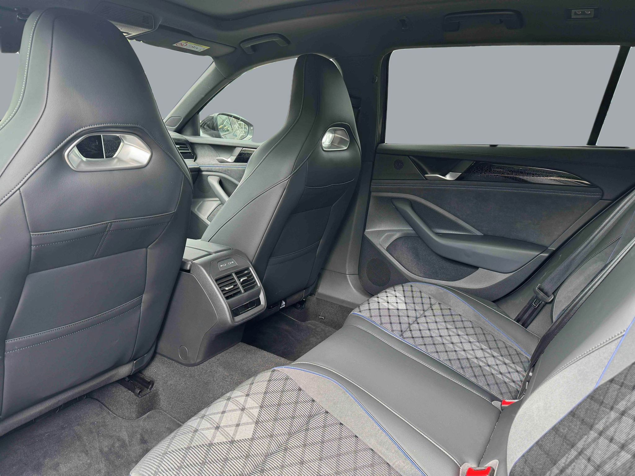 Volkswagen Passat, R-Line People - fotka 6