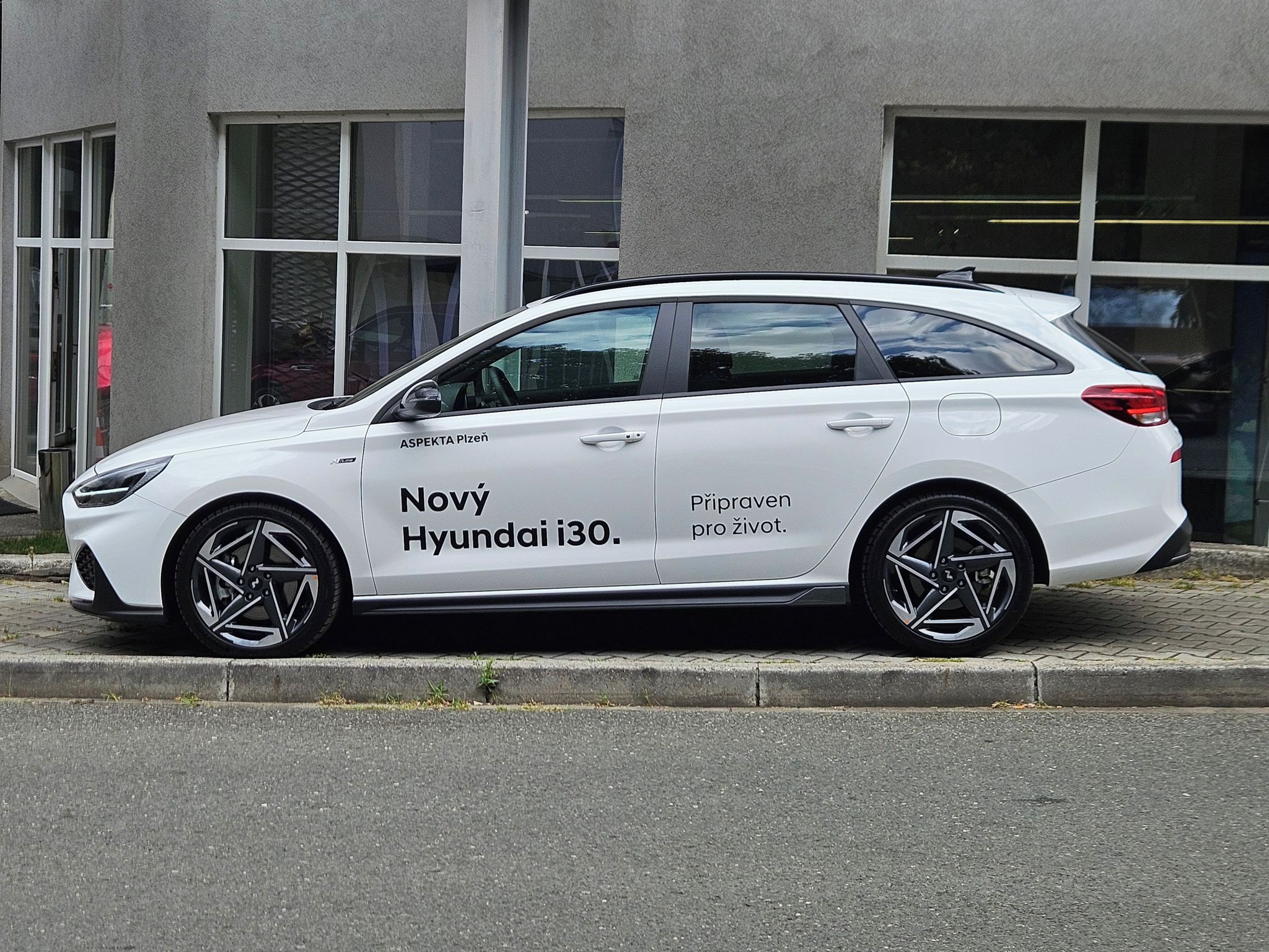 Hyundai i30, 1,6 T-GDi 110kW, N-Line, 1.maj - fotka 2