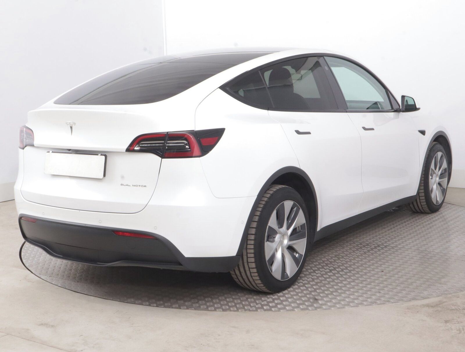 Tesla Model Y, Long Range AWD 79kWh, SoH 91% - fotka 5