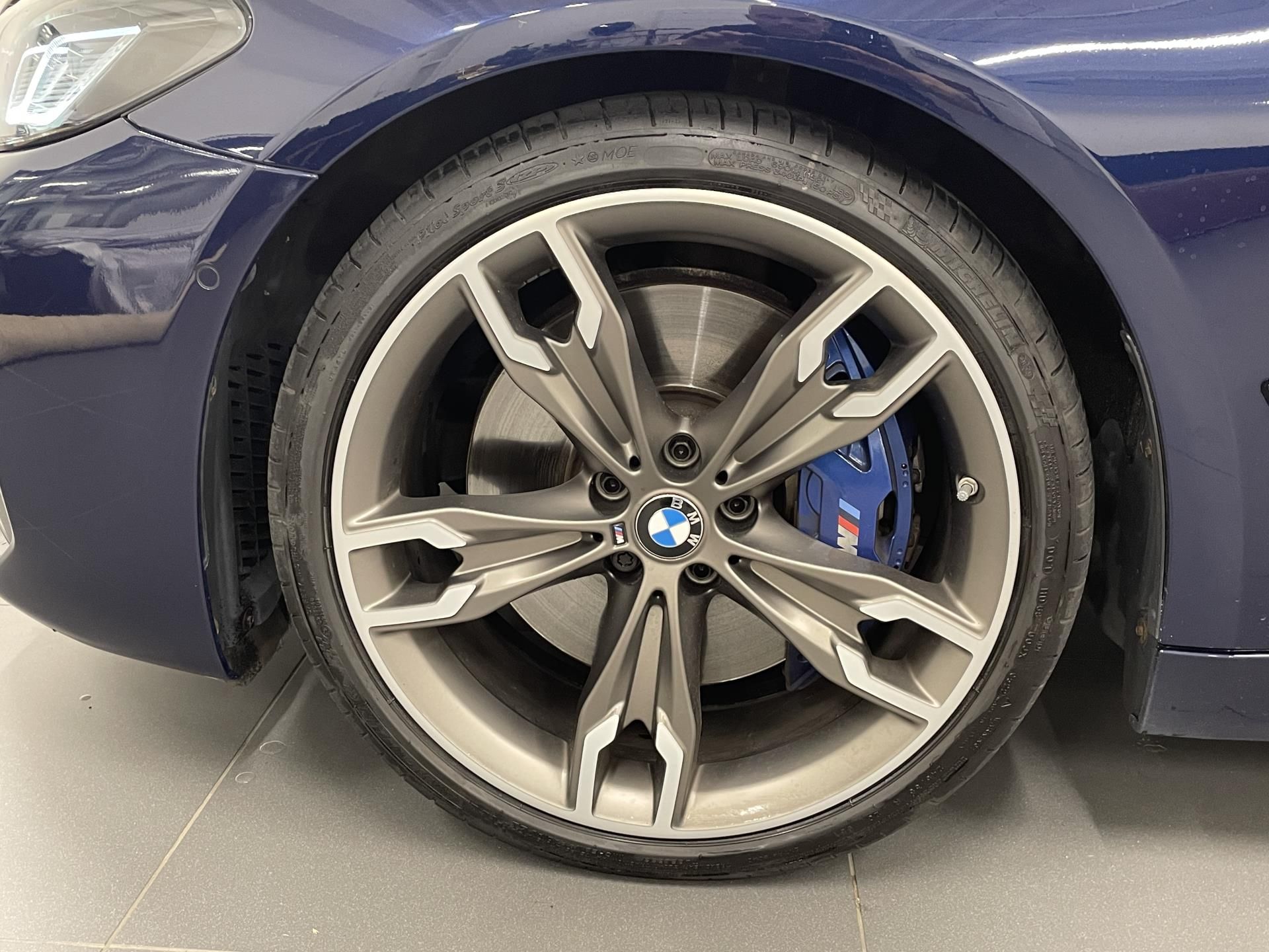 BMW Řada 5, M550i xDrive Sedan - fotka 4