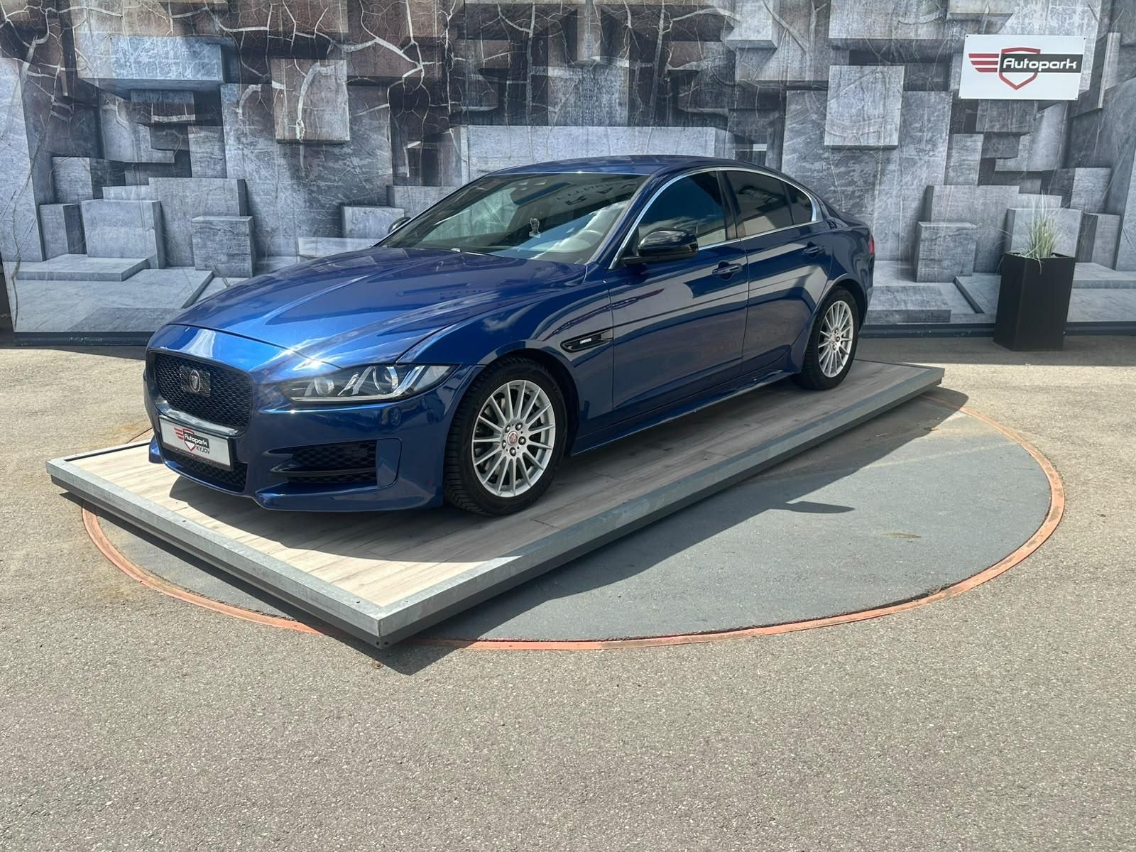 Jaguar XE, 2.0D, 120KW, R SPORT - fotka 3