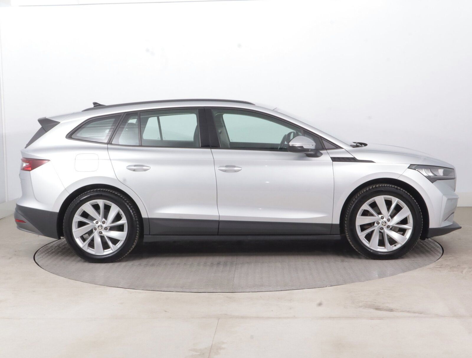Škoda Enyaq iV, 60 (62 kWh), SoH 92%, Suite - fotka 6