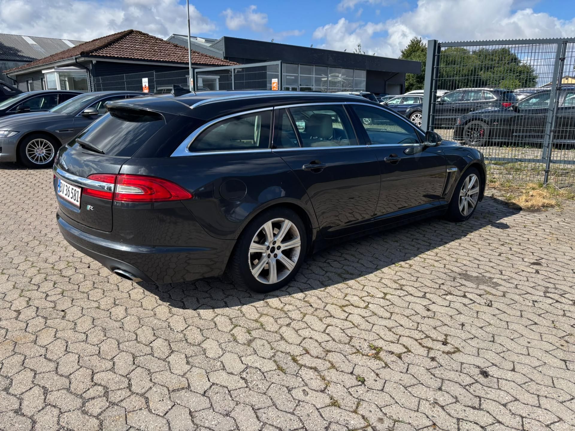 Jaguar XF, 3.0 D 177kW Rdesign SPORTBRAKE - fotka 4