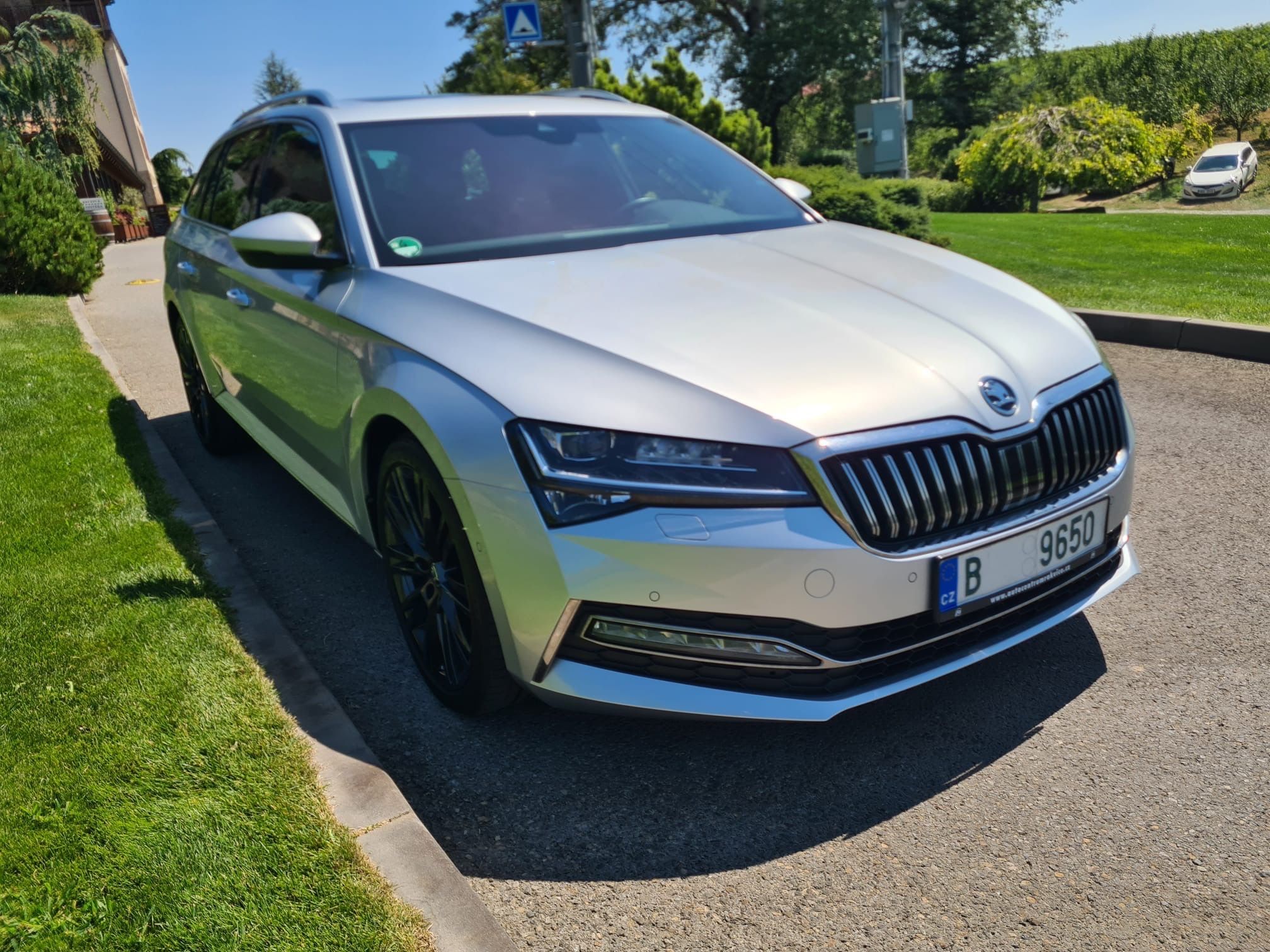 Škoda Superb, 2.0 TDi Laurin & Klement DSG - fotka 2