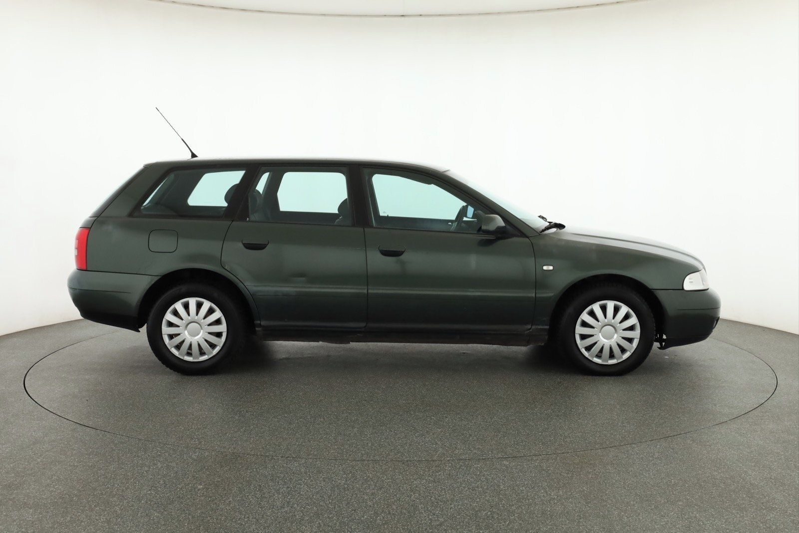 Audi A4, 1.9 TDI, Tažné, Klima - fotka 6