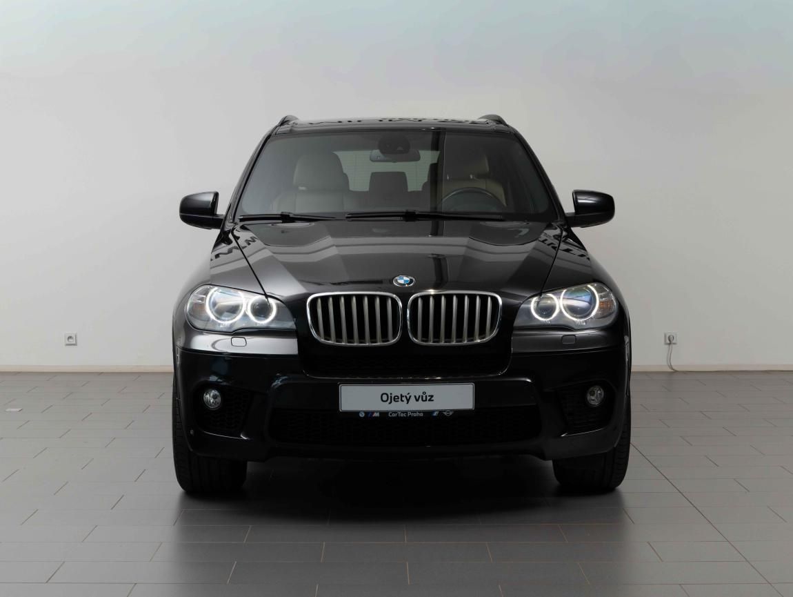 BMW X5, xDrive50i - fotka 2