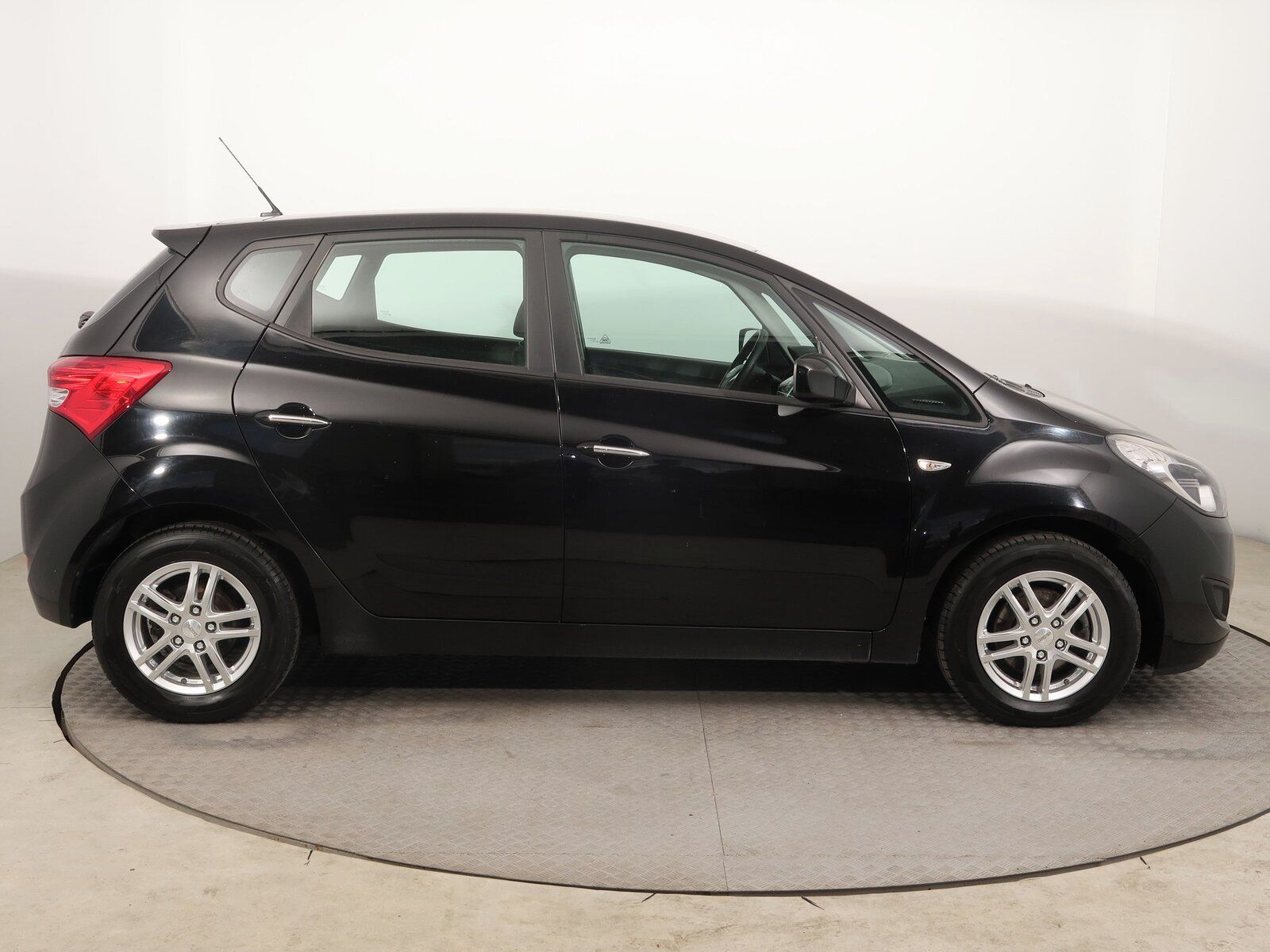 Hyundai ix20, 1.6 CRDi, Kožené sedačky - fotka 6