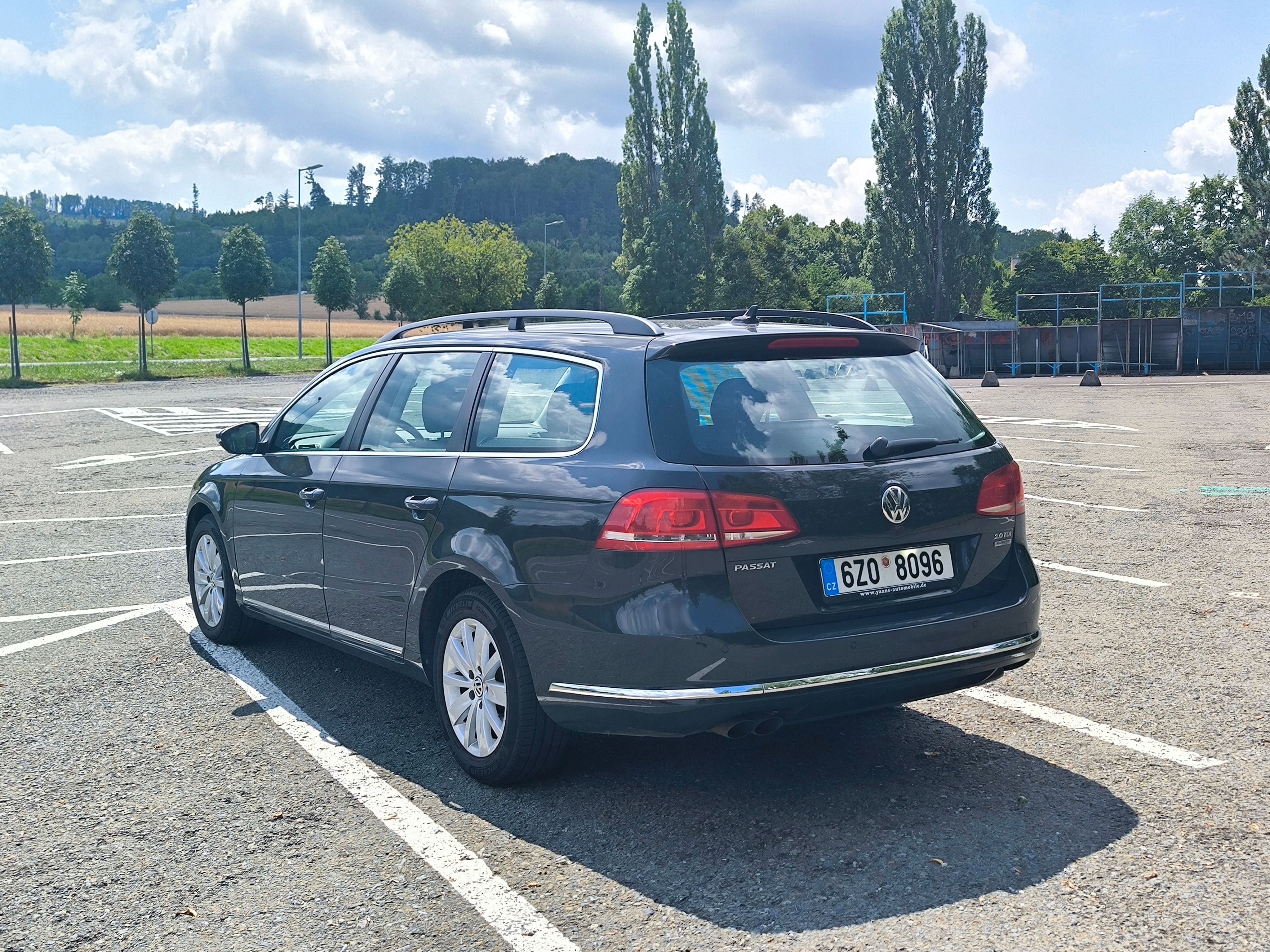 Volkswagen Passat, nebourané vozidlo + zimní sada - fotka 4