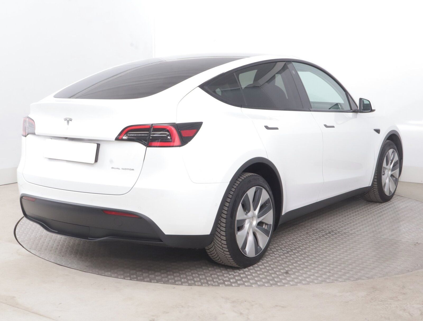 Tesla Model Y, Long Range AWD 79kWh, SoH 90% - fotka 5