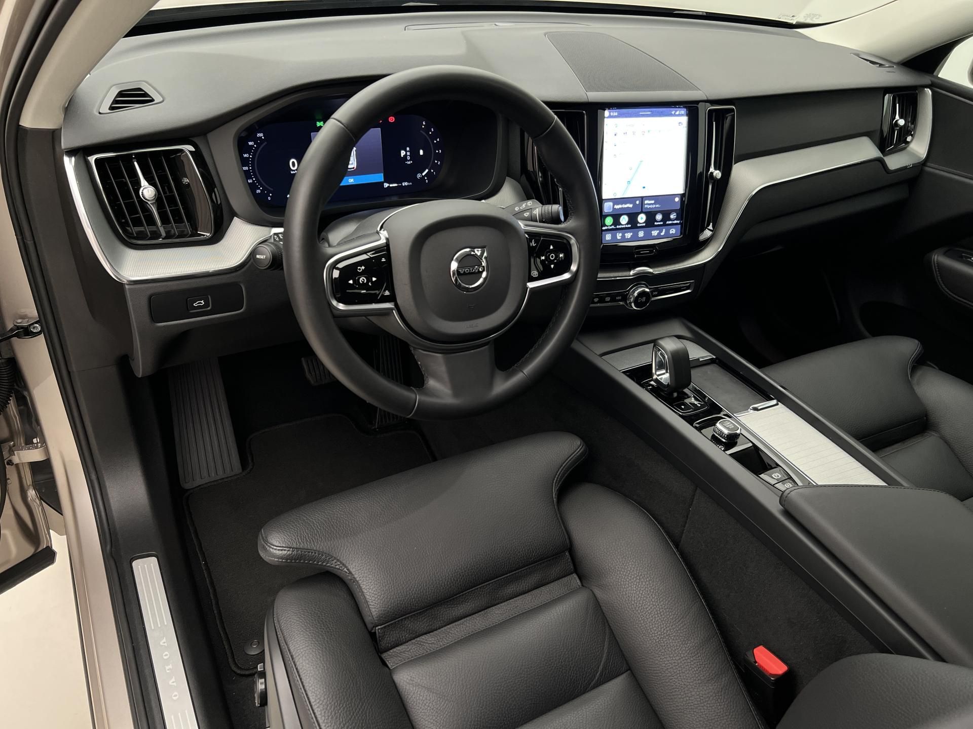 Volvo XC60, B4 AWD DARK PLUS AUT - fotka 4