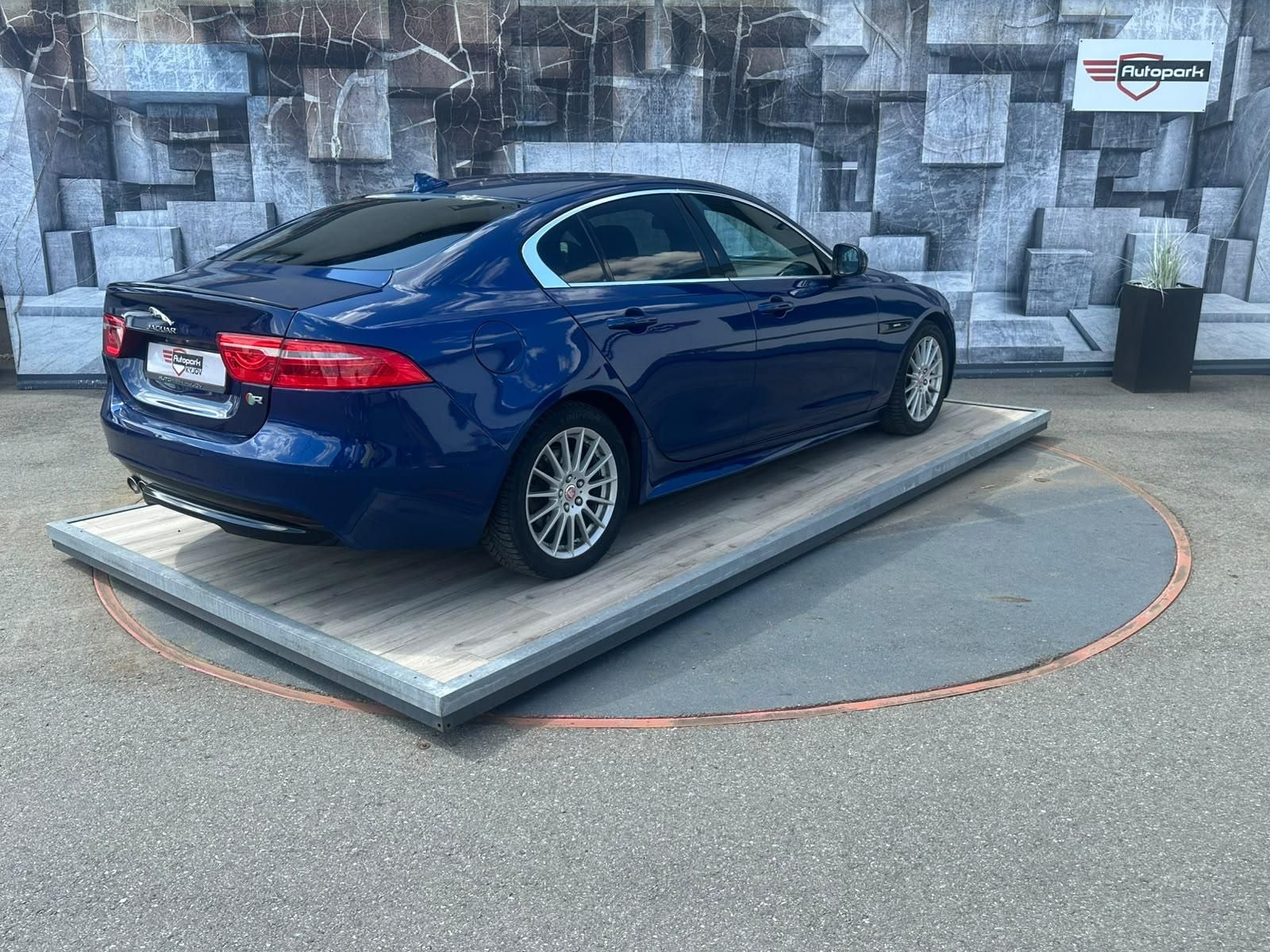 Jaguar XE, 2.0D, 120KW, R SPORT - fotka 6