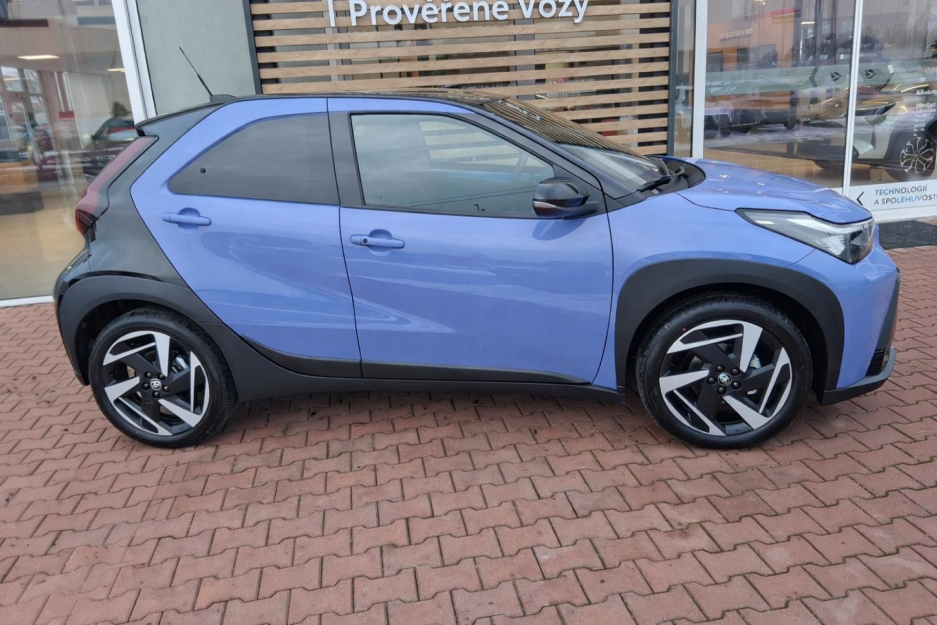 Toyota Aygo, 1,5 HEV EXECUTIVE - fotka 5