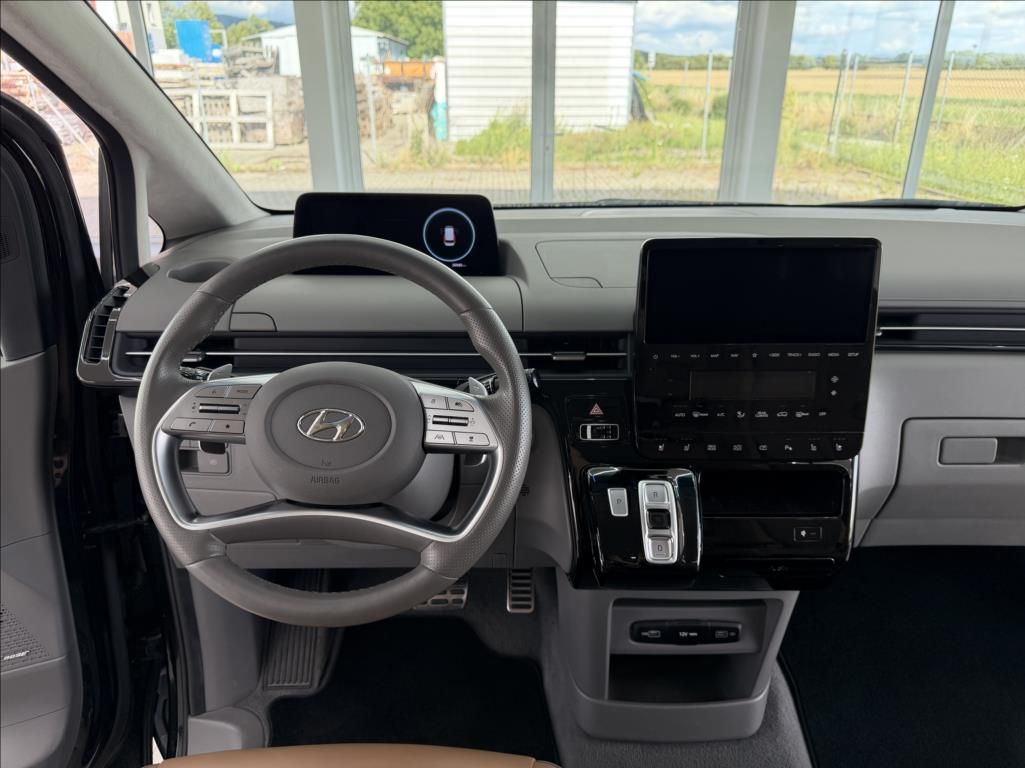 Hyundai Staria, 2,2 CRDi, Signature 4WD, 7míst - fotka 5