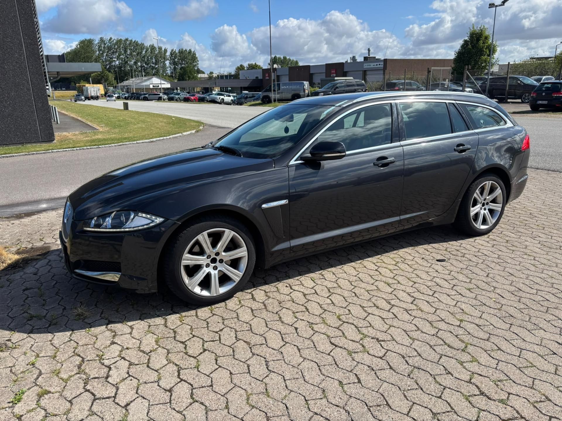 Jaguar XF, 3.0 D 177kW Rdesign SPORTBRAKE - fotka 2