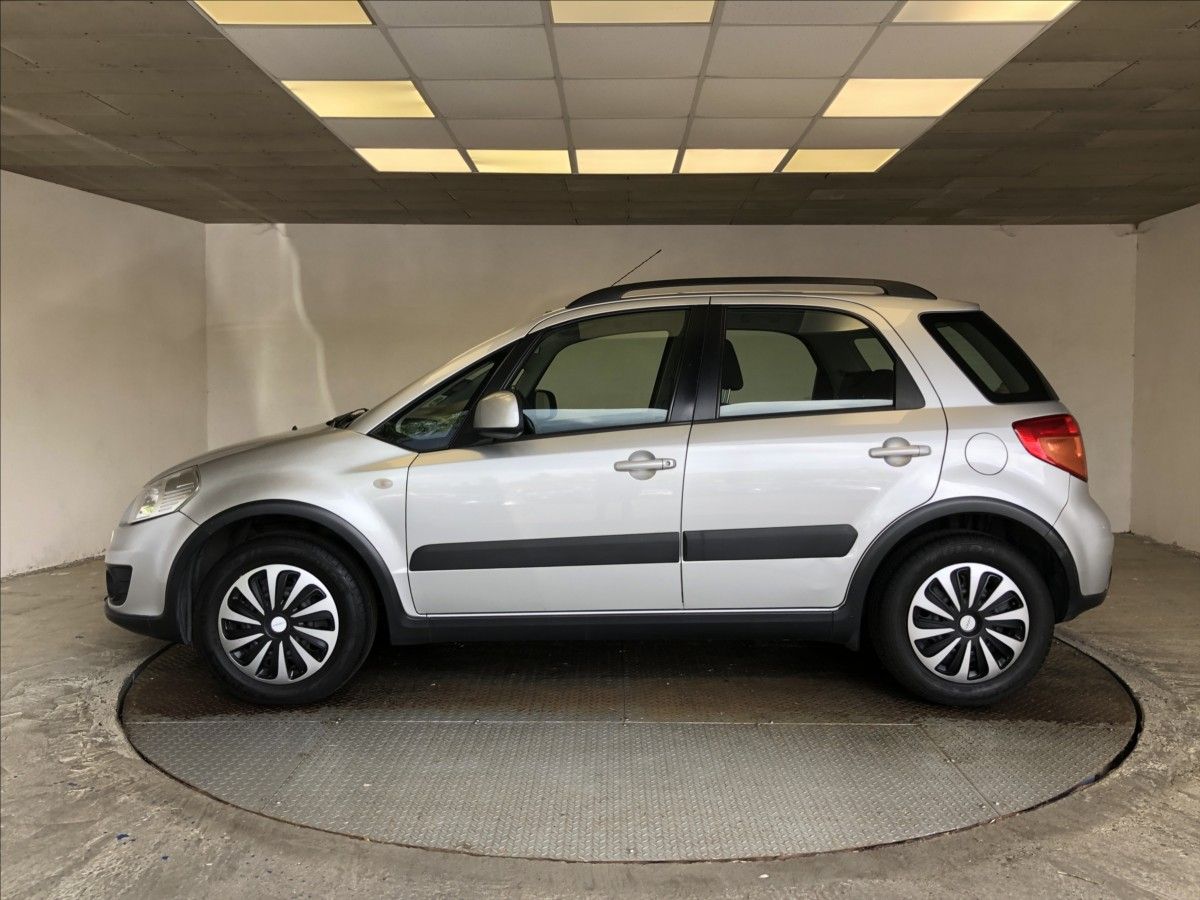 Suzuki SX4, 1,5 16V VVT-i - fotka 4