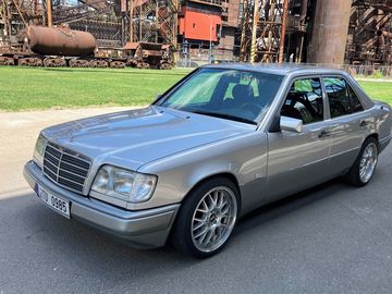 Mercedes Benz W124 E200