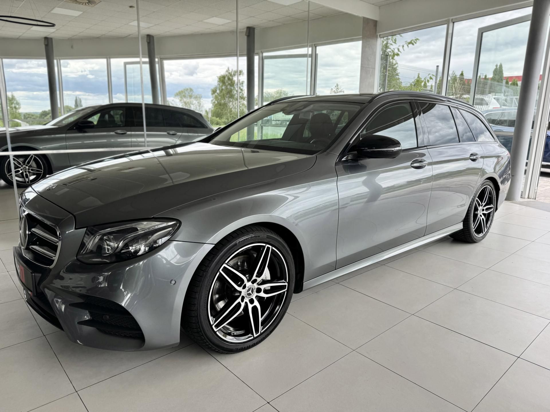 Mercedes-Benz Třídy E, 220d 4Matic AMG*Kamera*Panoram - fotka 2