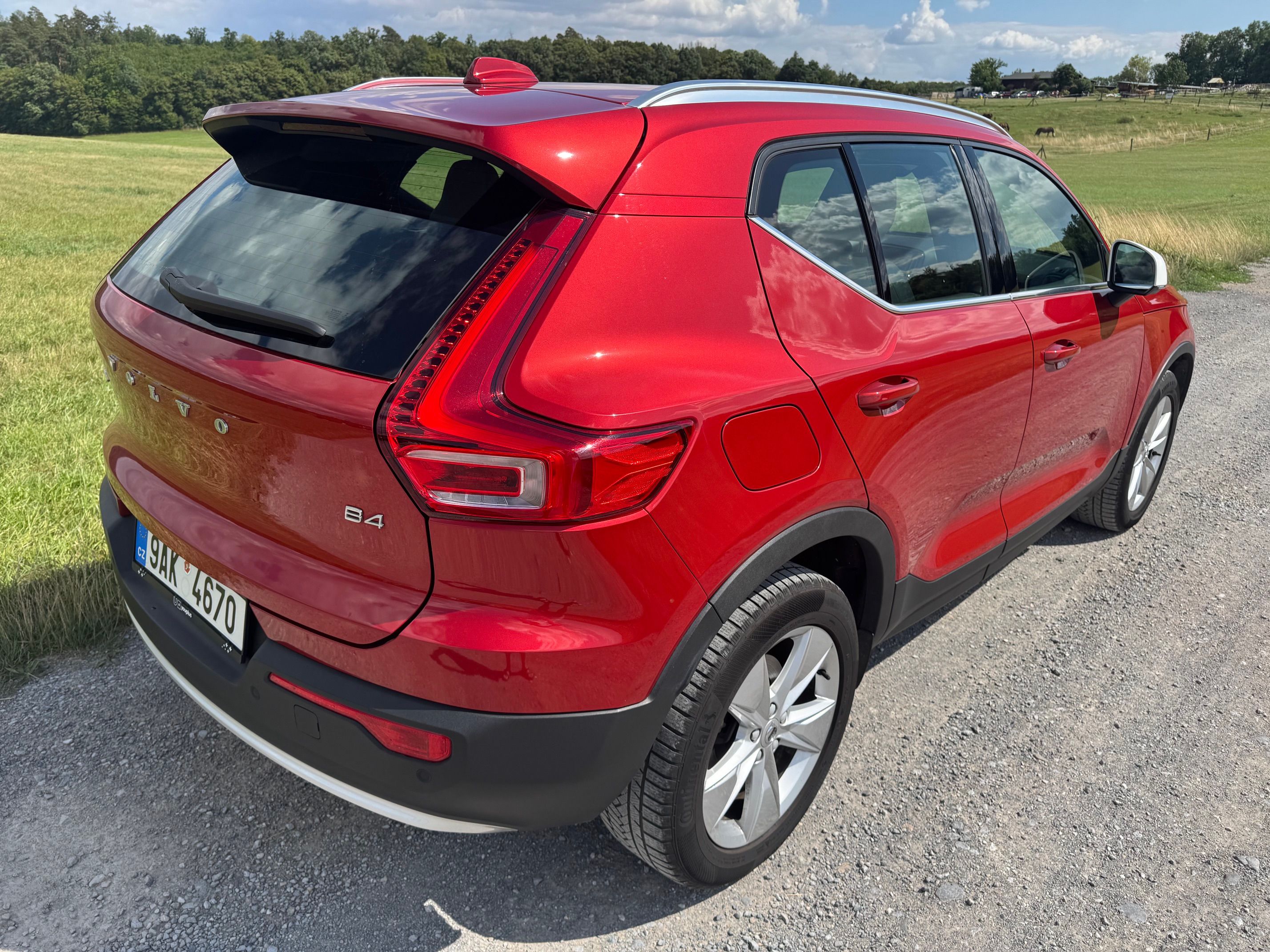 Volvo XC40, B4 PLUS BRIGHT 2.0 145kW ČR - fotka 3