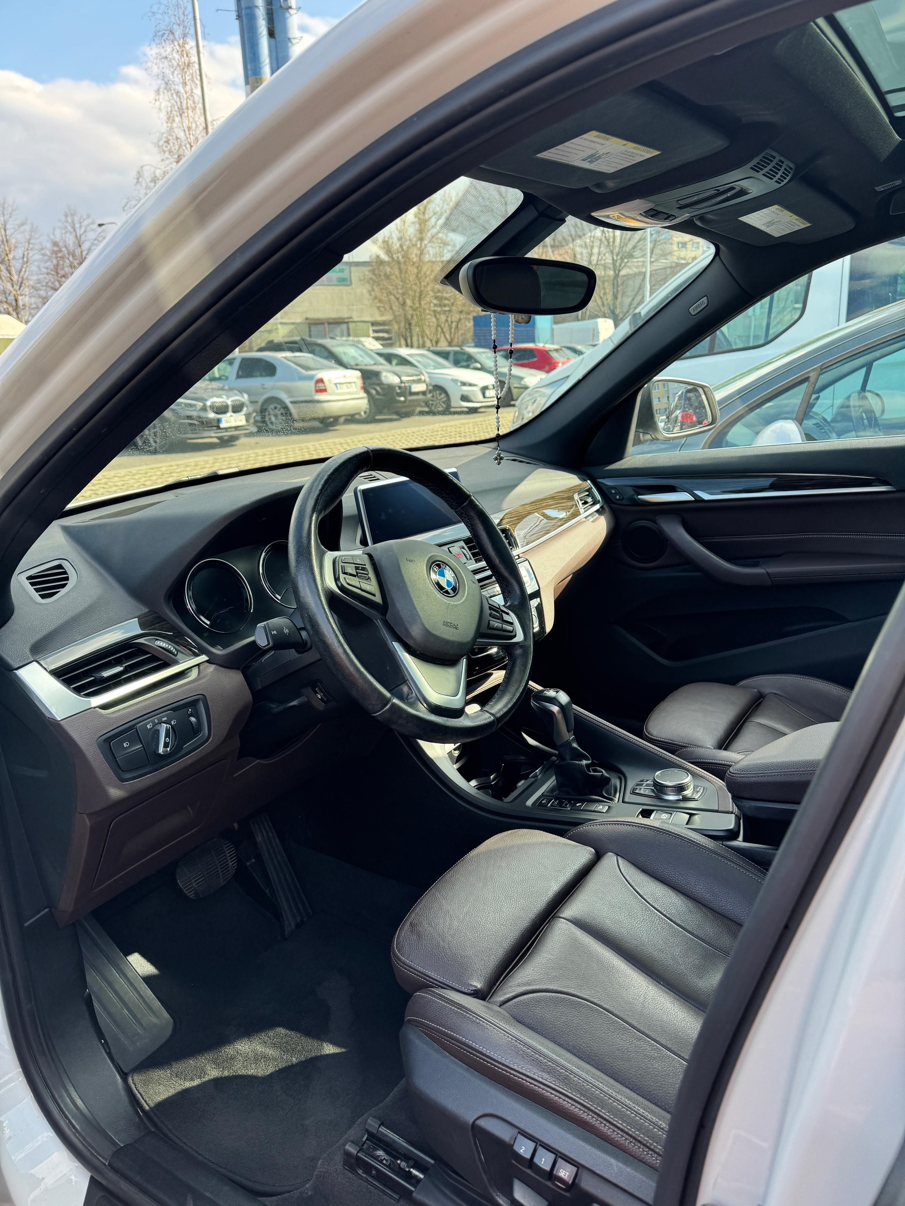 BMW X1, 2.0 l benzín Turbo - fotka 2