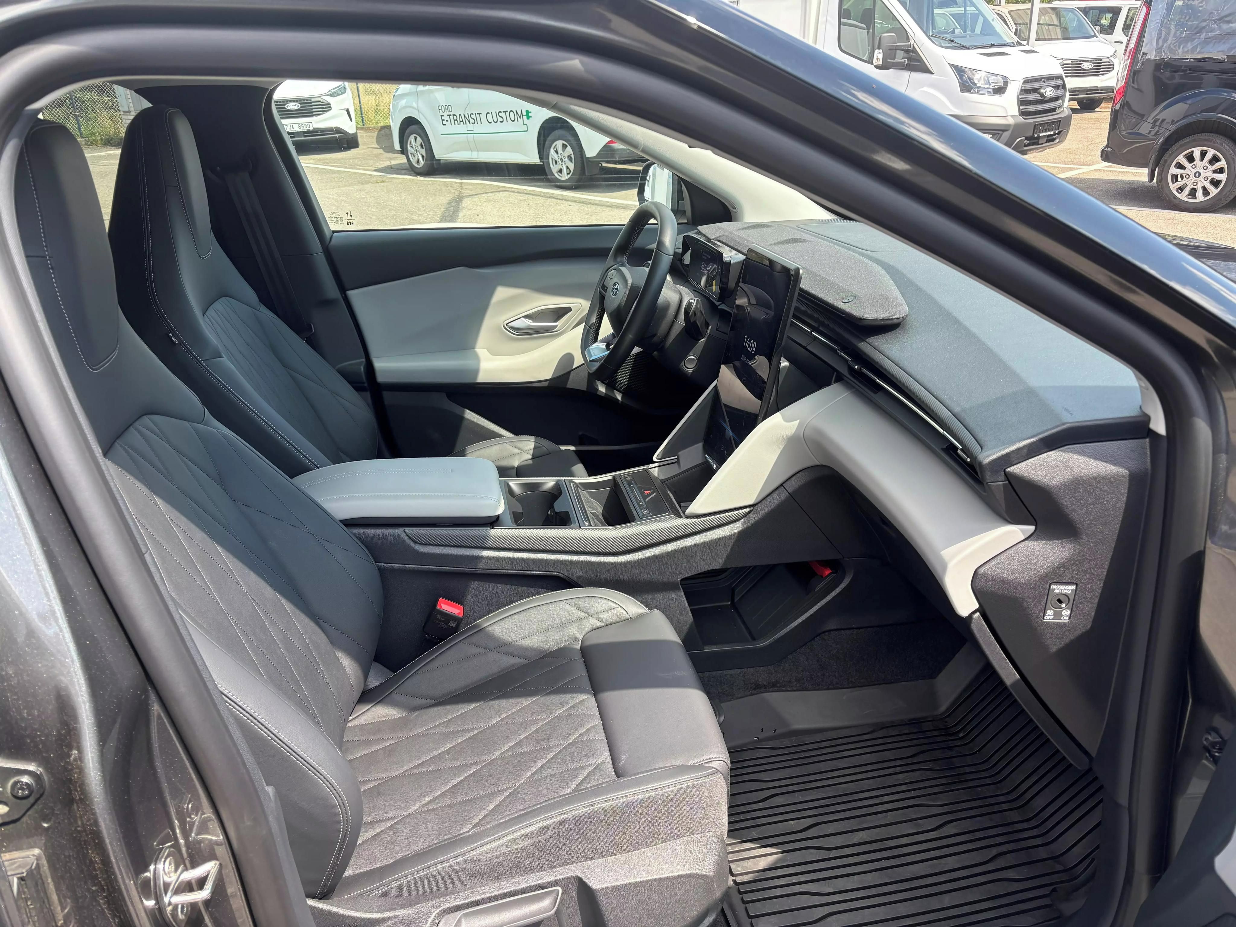 Ford Explorer, Premium RWD - fotka 3