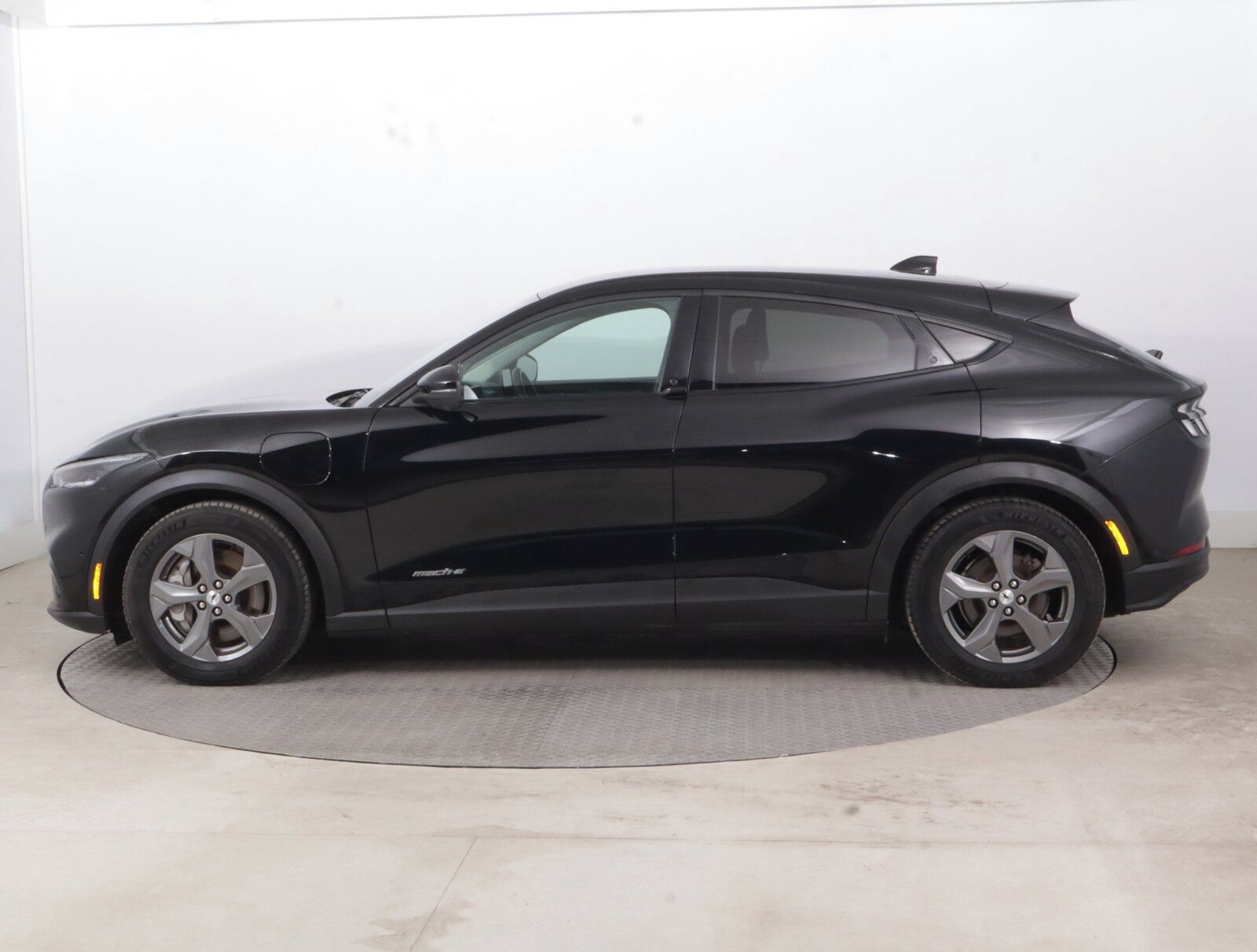 Ford Mustang Mach-E, Standard Range RWD, SoH 94% - fotka 3