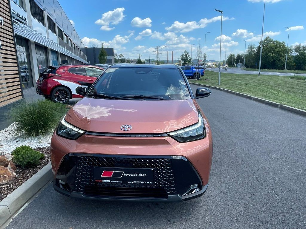 Toyota Aygo, 1.5 Hybrid automat Executive - fotka 2