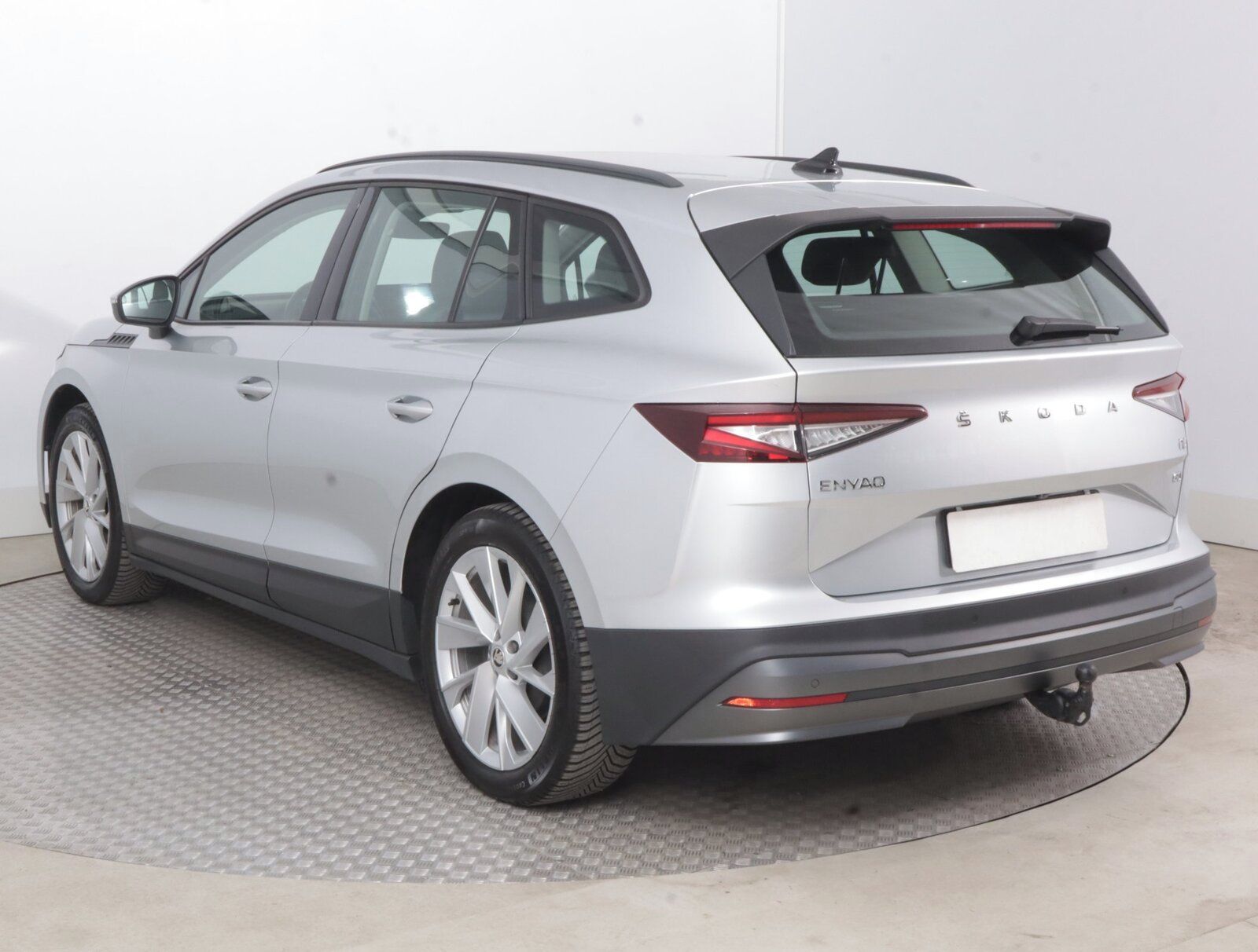 Škoda Enyaq iV, 60 (62 kWh), SoH 92%, Suite - fotka 4