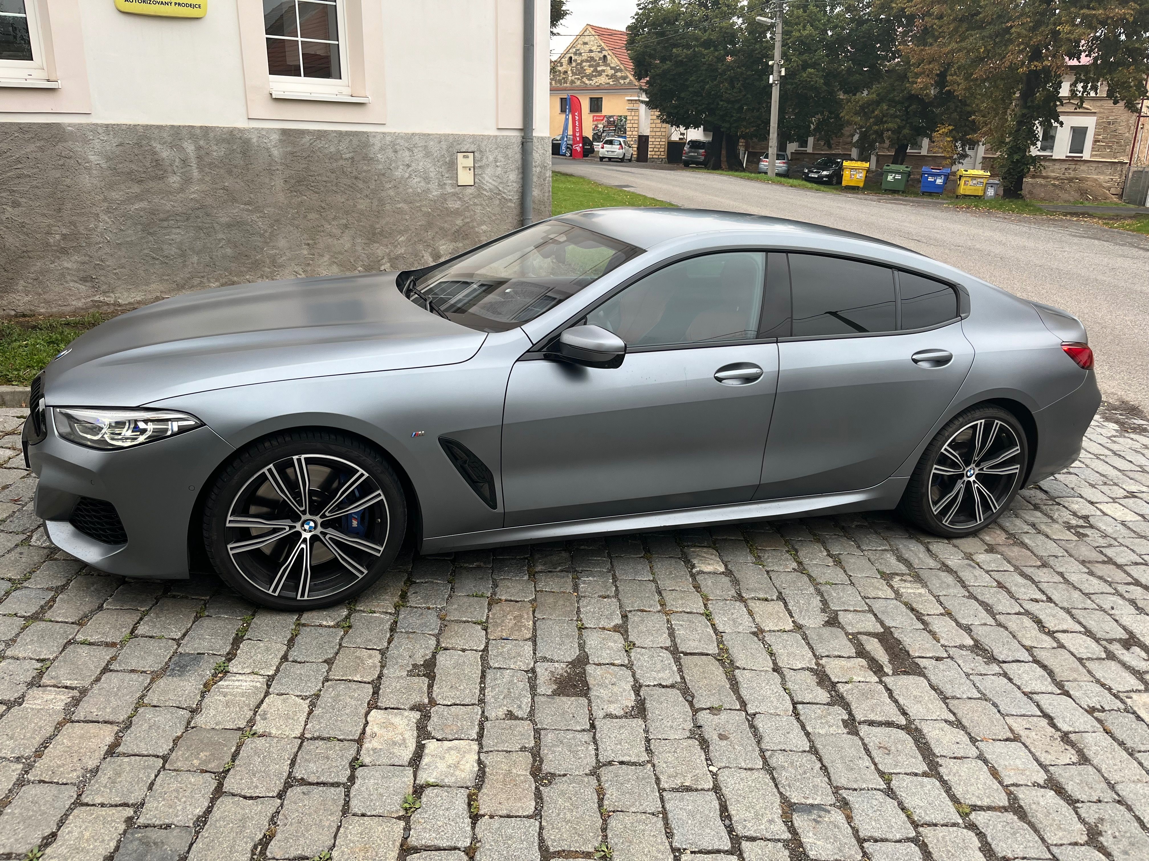 BMW Řada 8, 850i XDRIVE - fotka 4