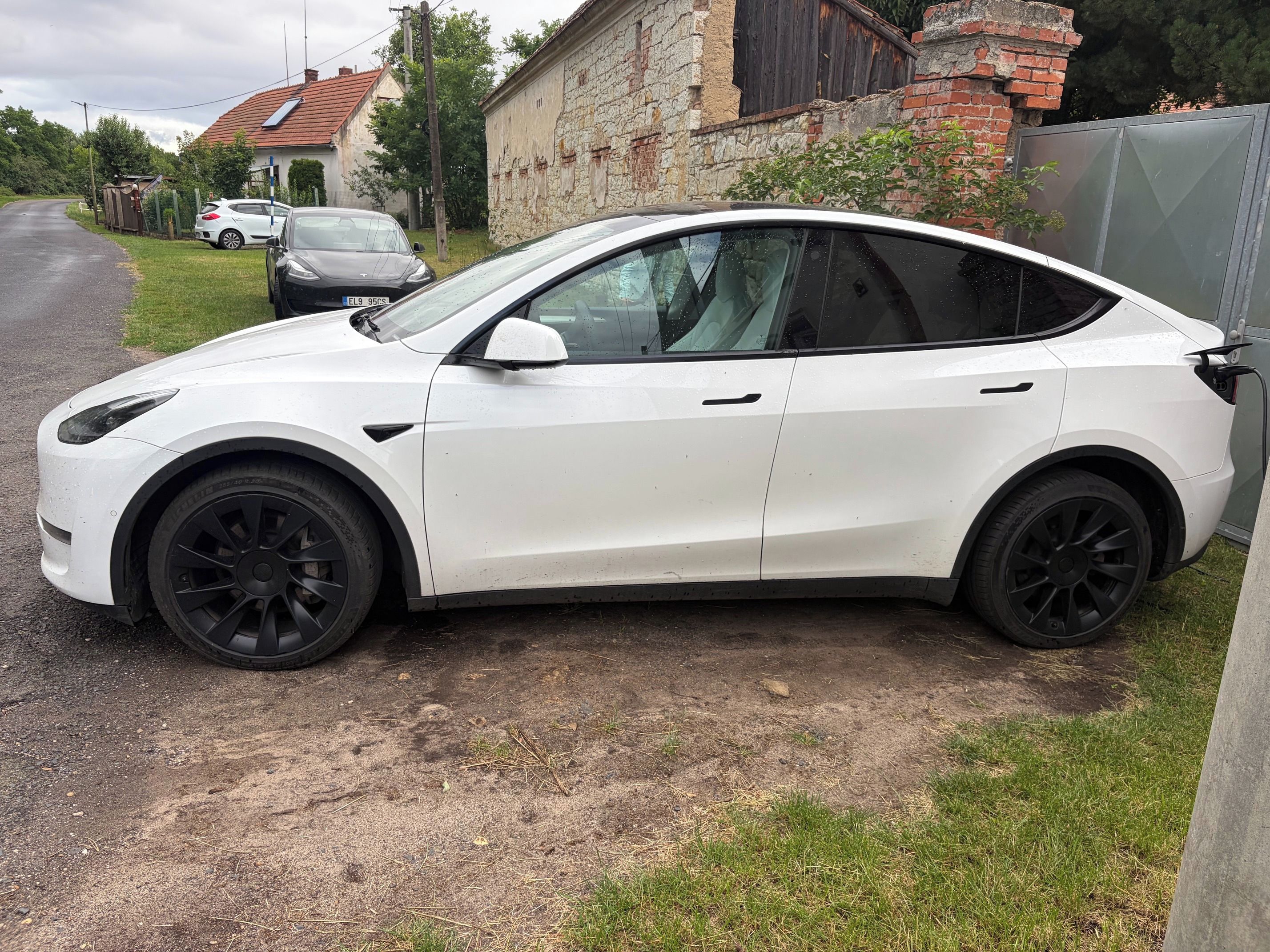 Tesla Model Y, Tesla model Y (LongRange 4x4) - fotka 3